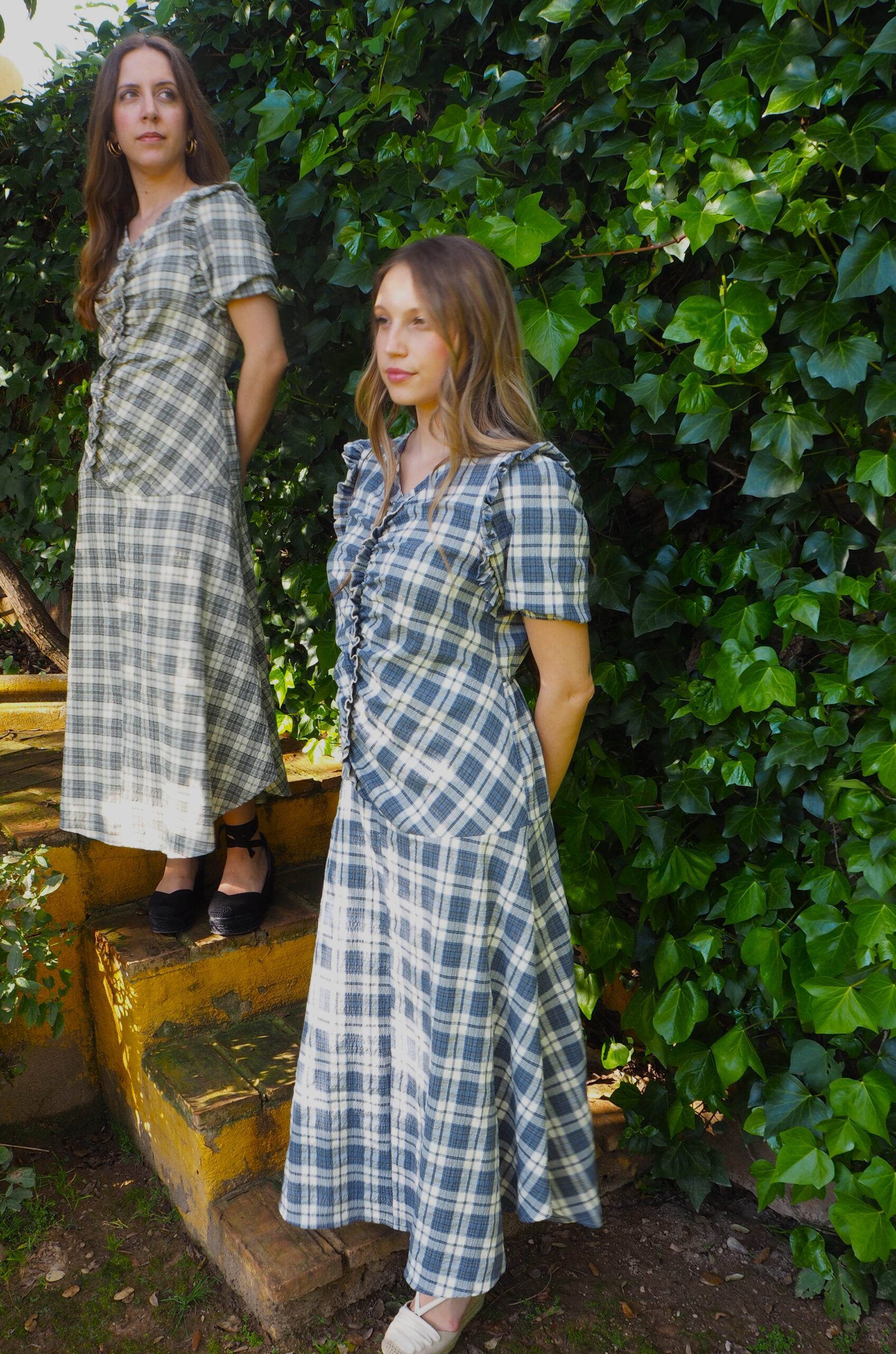 Vestido drapeado de cuadros asimétrico mujer - Imagen 4