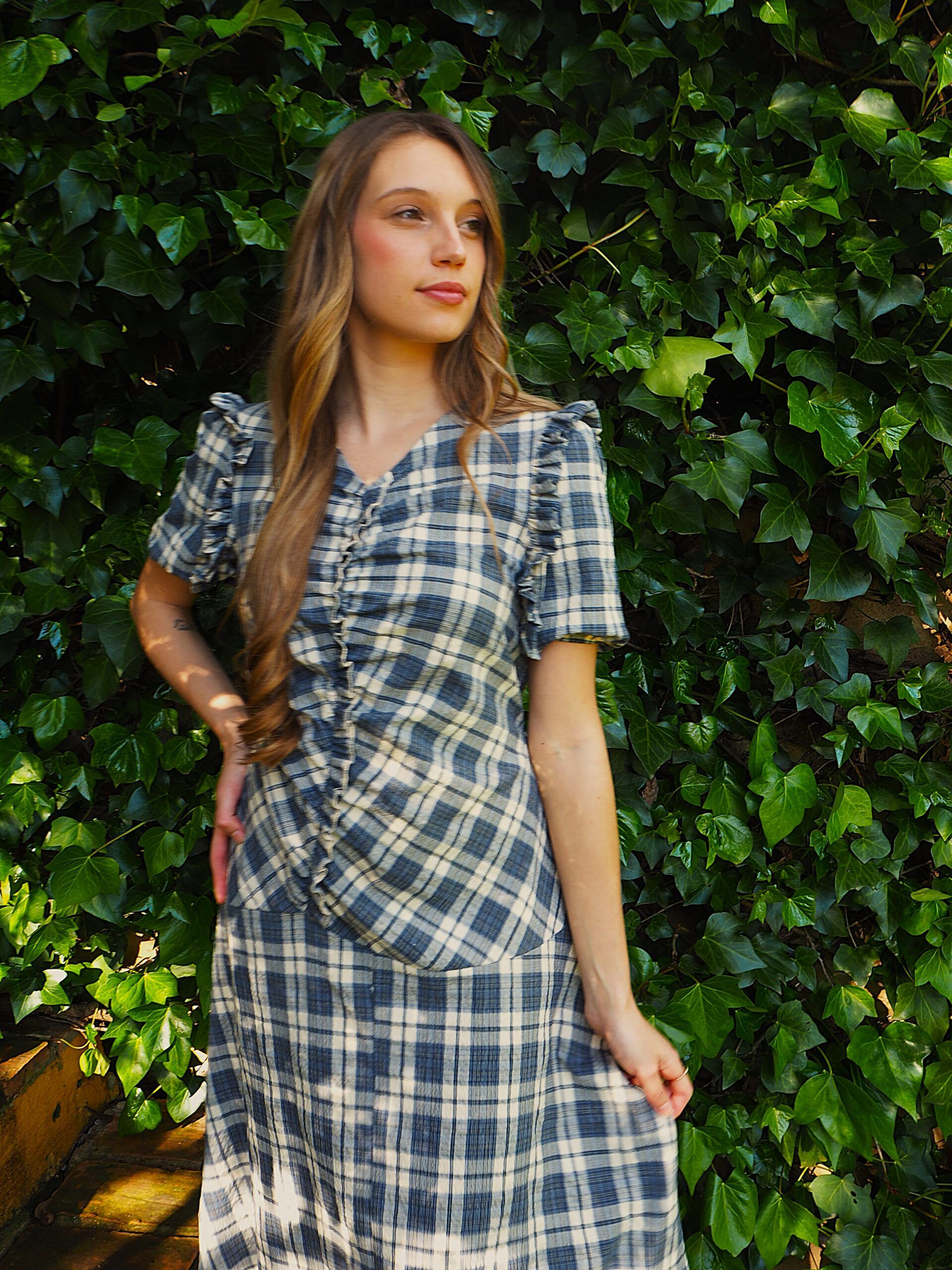 Vestido drapeado de cuadros asimétrico mujer - Imagen 5