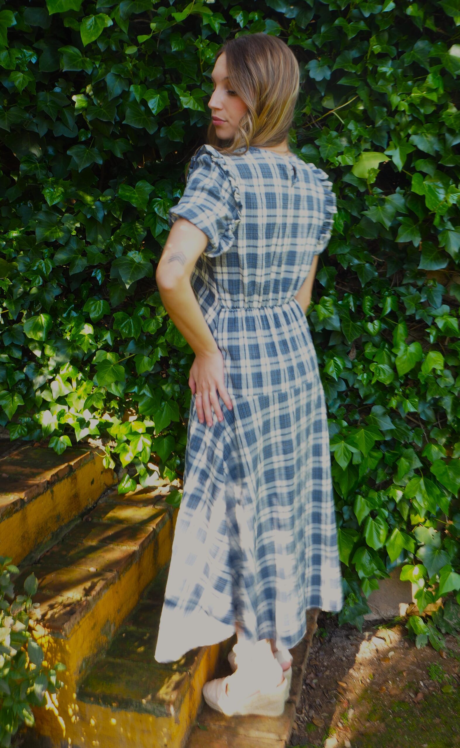Vestido drapeado de cuadros asimétrico mujer - Imagen 7