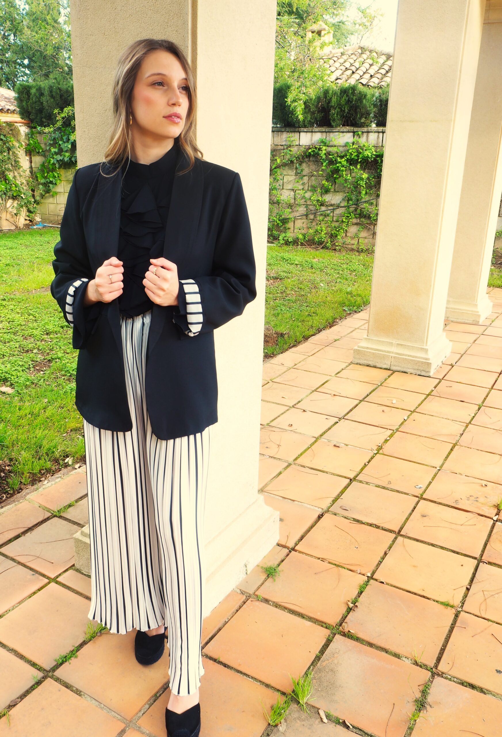 Blazer negra corte recto con solapa y forro de rayas mujer - Imagen 4