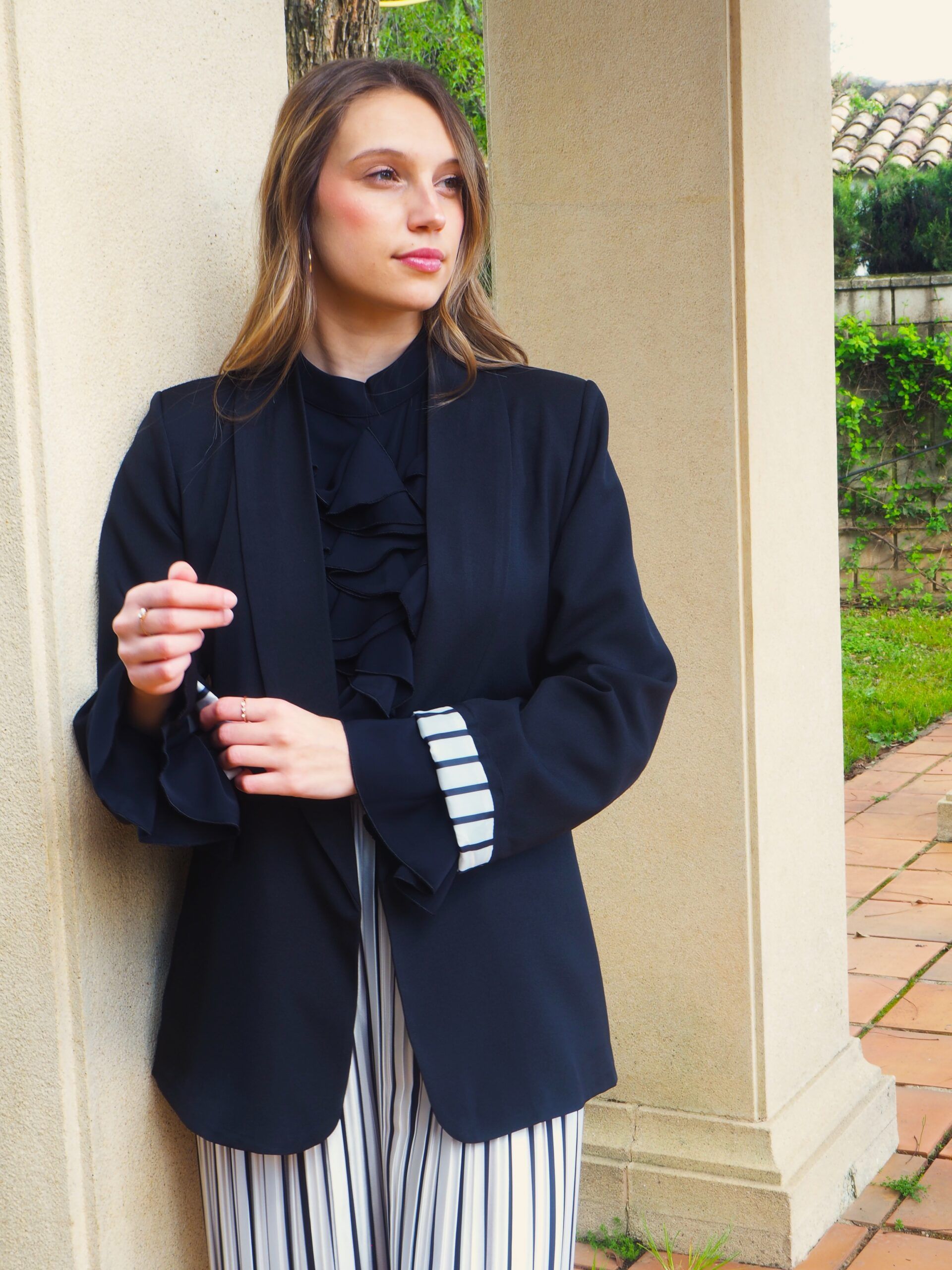 Blazer negra corte recto con solapa y forro de rayas mujer