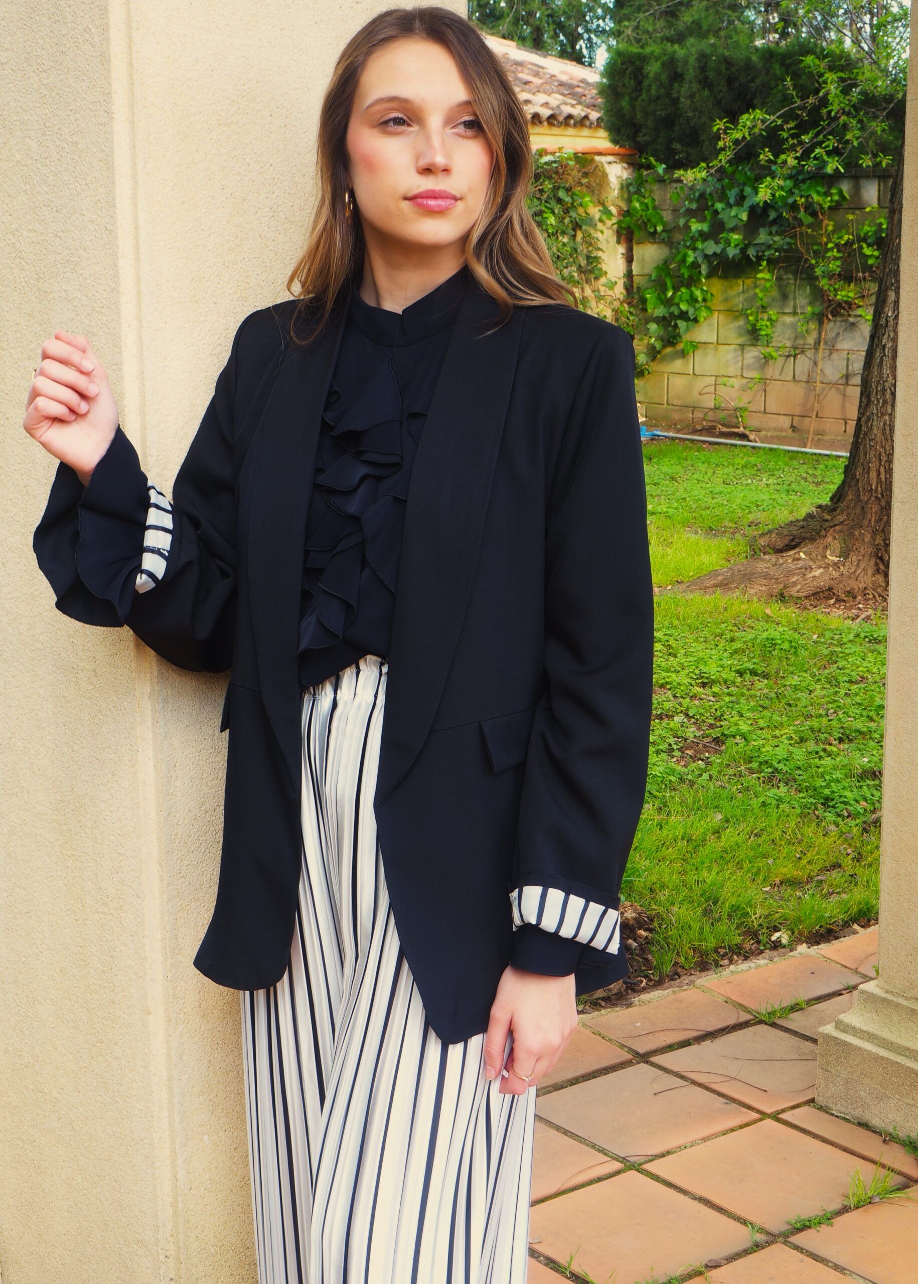 Blazer negra corte recto con solapa y forro de rayas mujer - Imagen 2