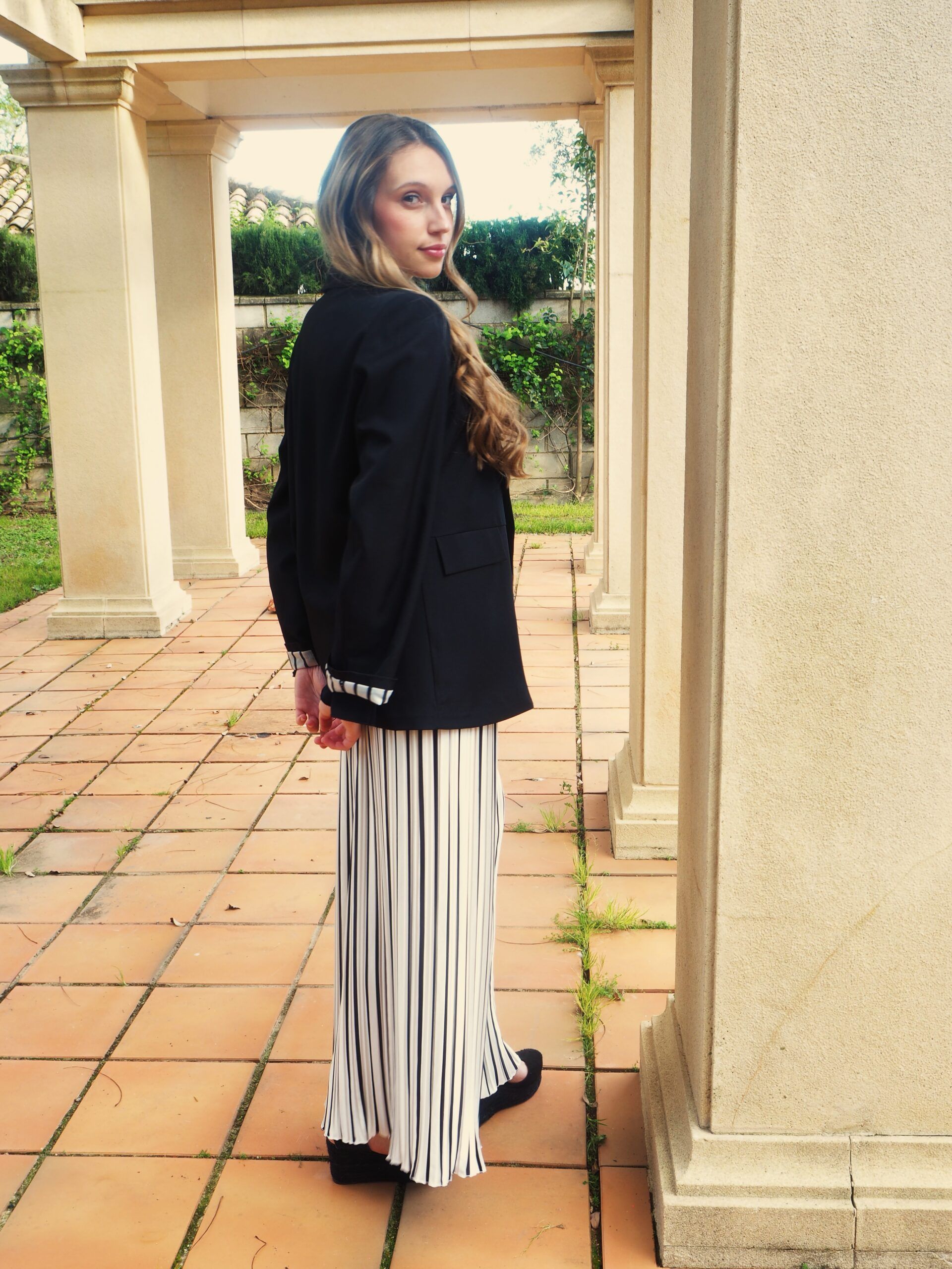 Blazer negra corte recto con solapa y forro de rayas mujer - Imagen 3