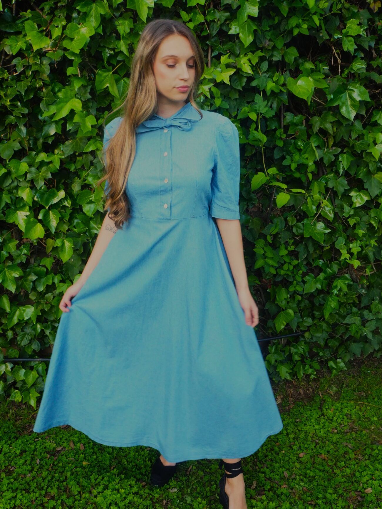 Vestido midi vaquero entallado con lazada al cuello mujer