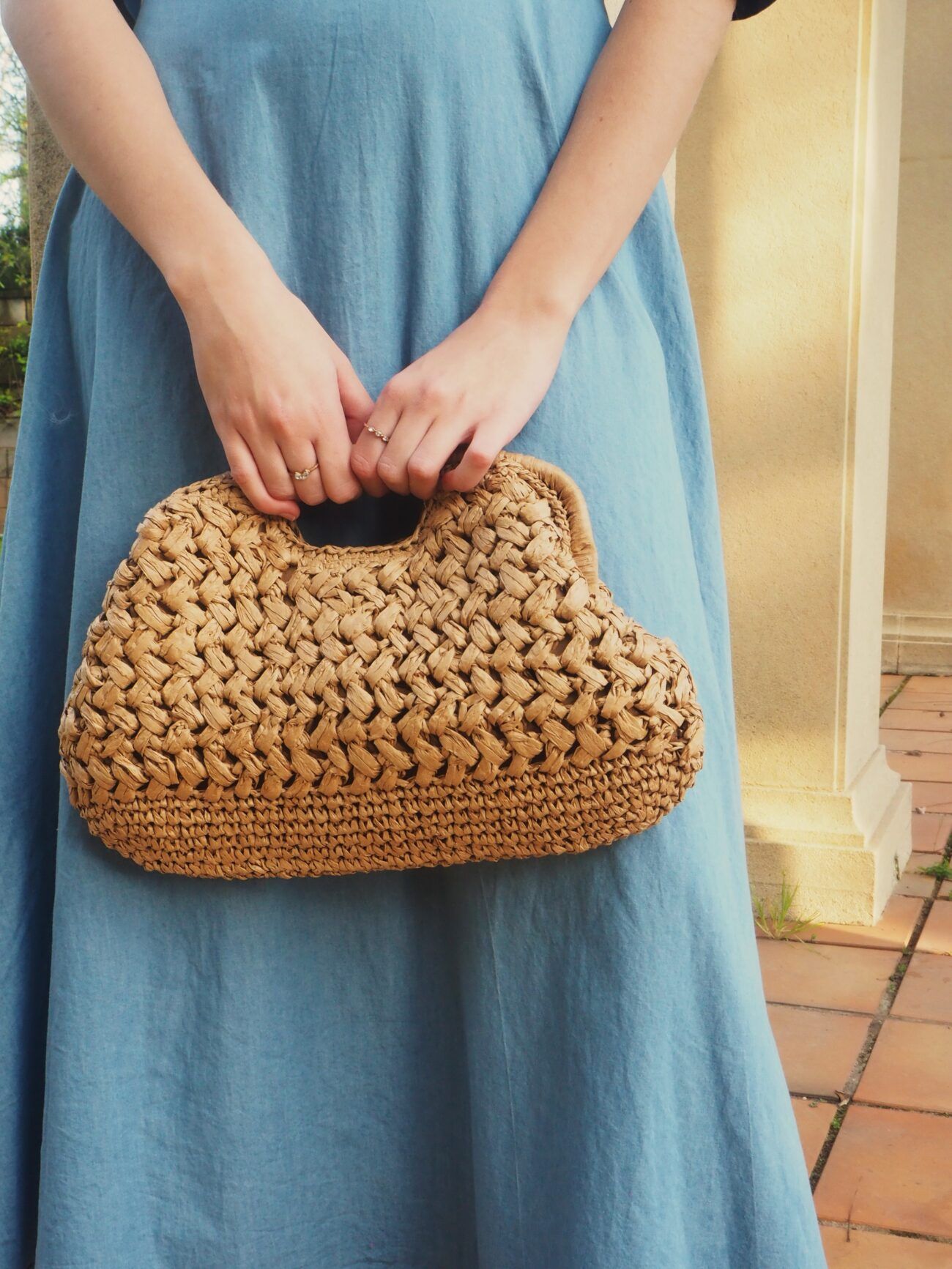 Bolso de mano de rafia natural con cadena metálica