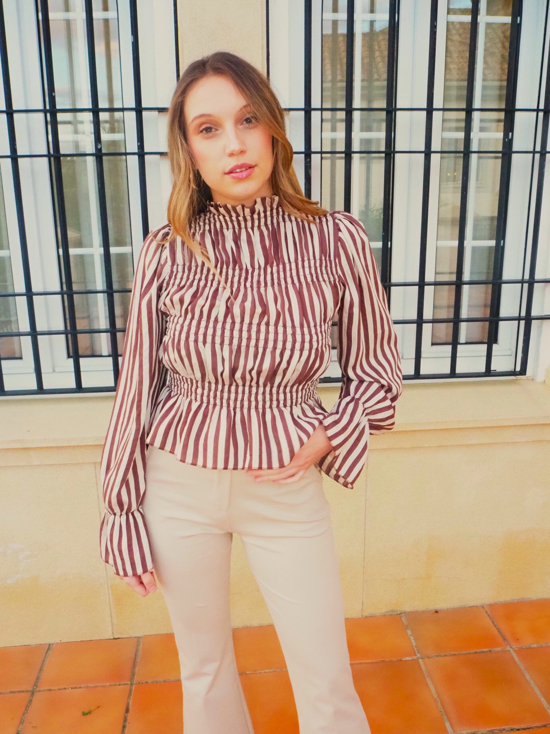 Pantalón acampanado de punto con cinturón hueso mujer - Imagen 2