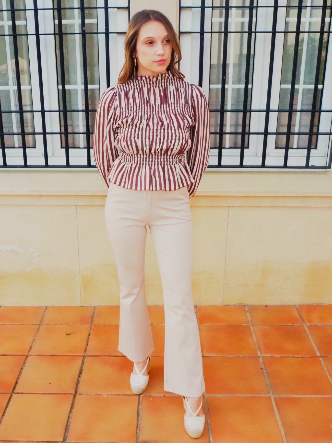Pantalón acampanado de punto con cinturón hueso mujer