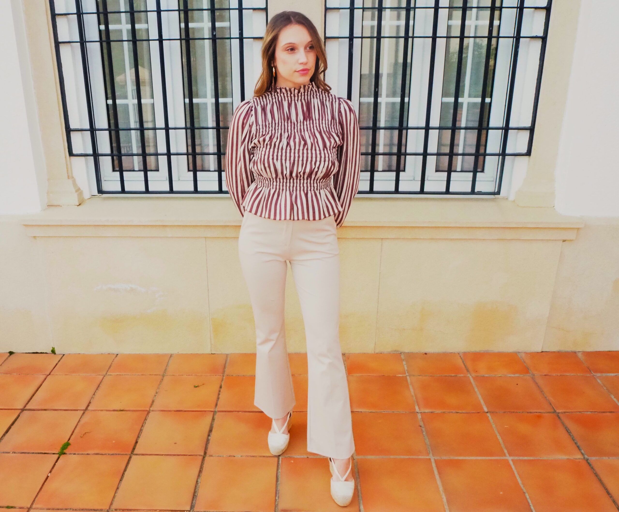 Pantalón acampanado de punto con cinturón hueso mujer