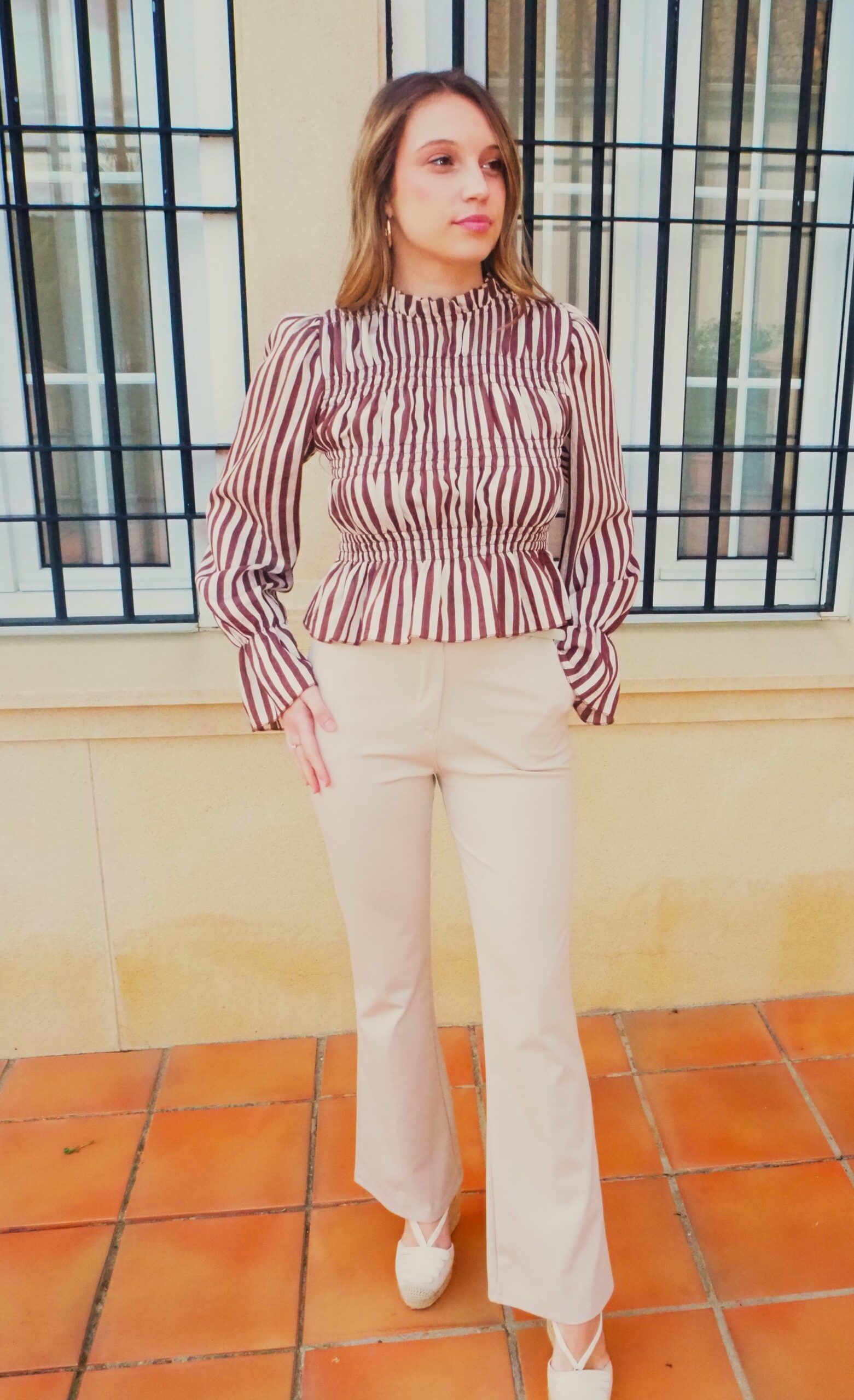 Pantalón acampanado de punto con cinturón hueso mujer - Imagen 4