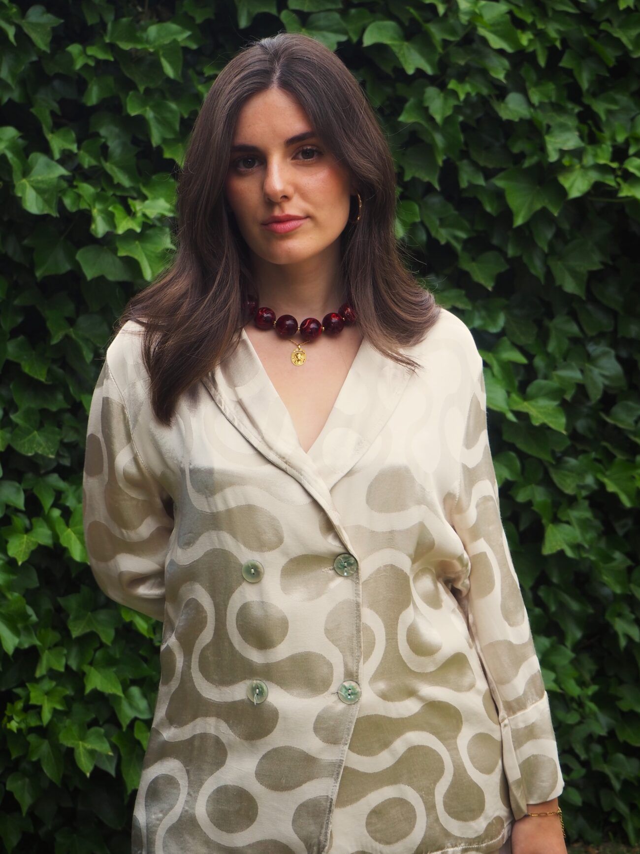 Chaqueta cruzada saten doble botonadura y solapa hueso
