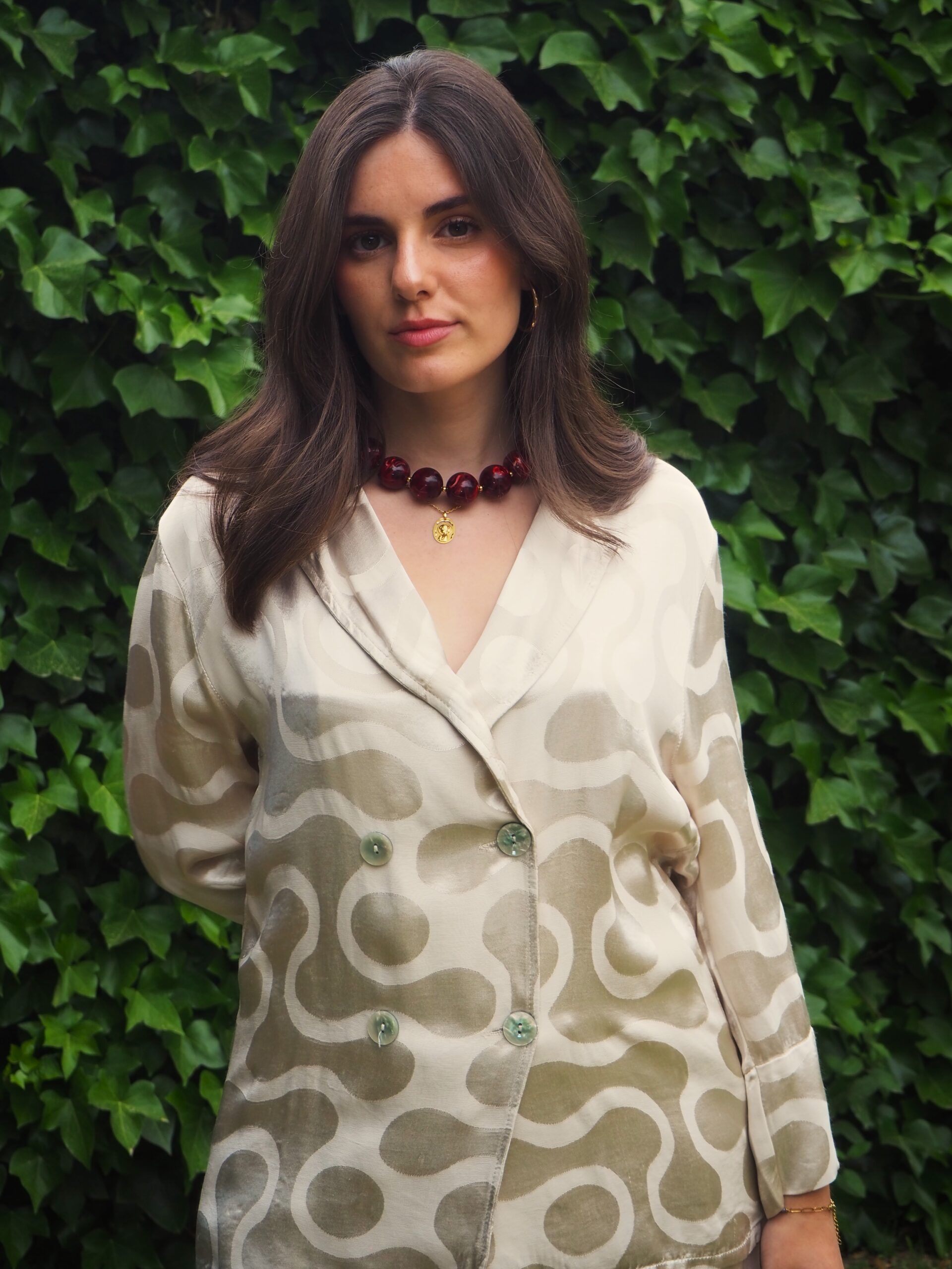 Chaqueta cruzada saten doble botonadura y solapa hueso
