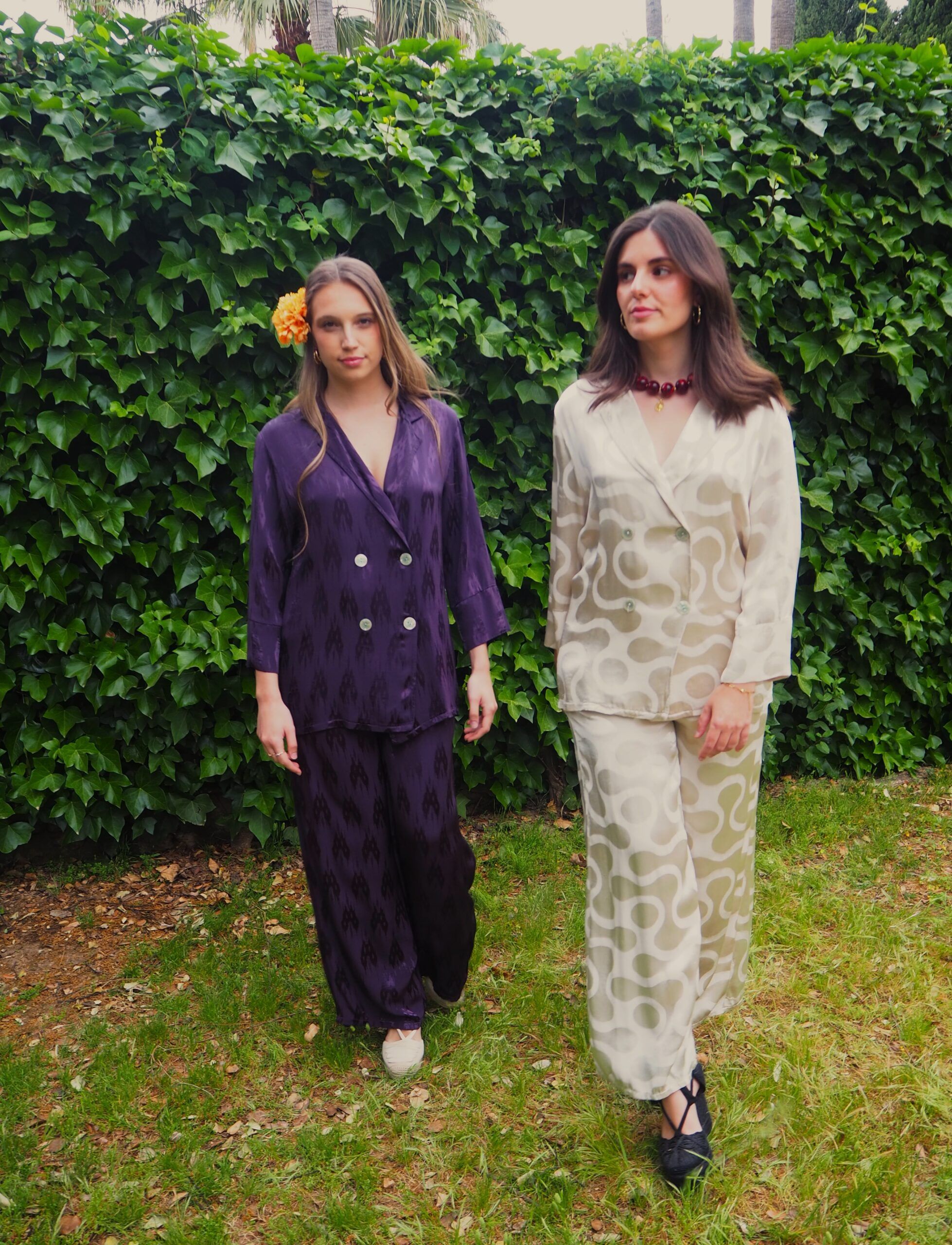 Chaqueta cruzada saten doble botonadura y solapa morada - Imagen 5