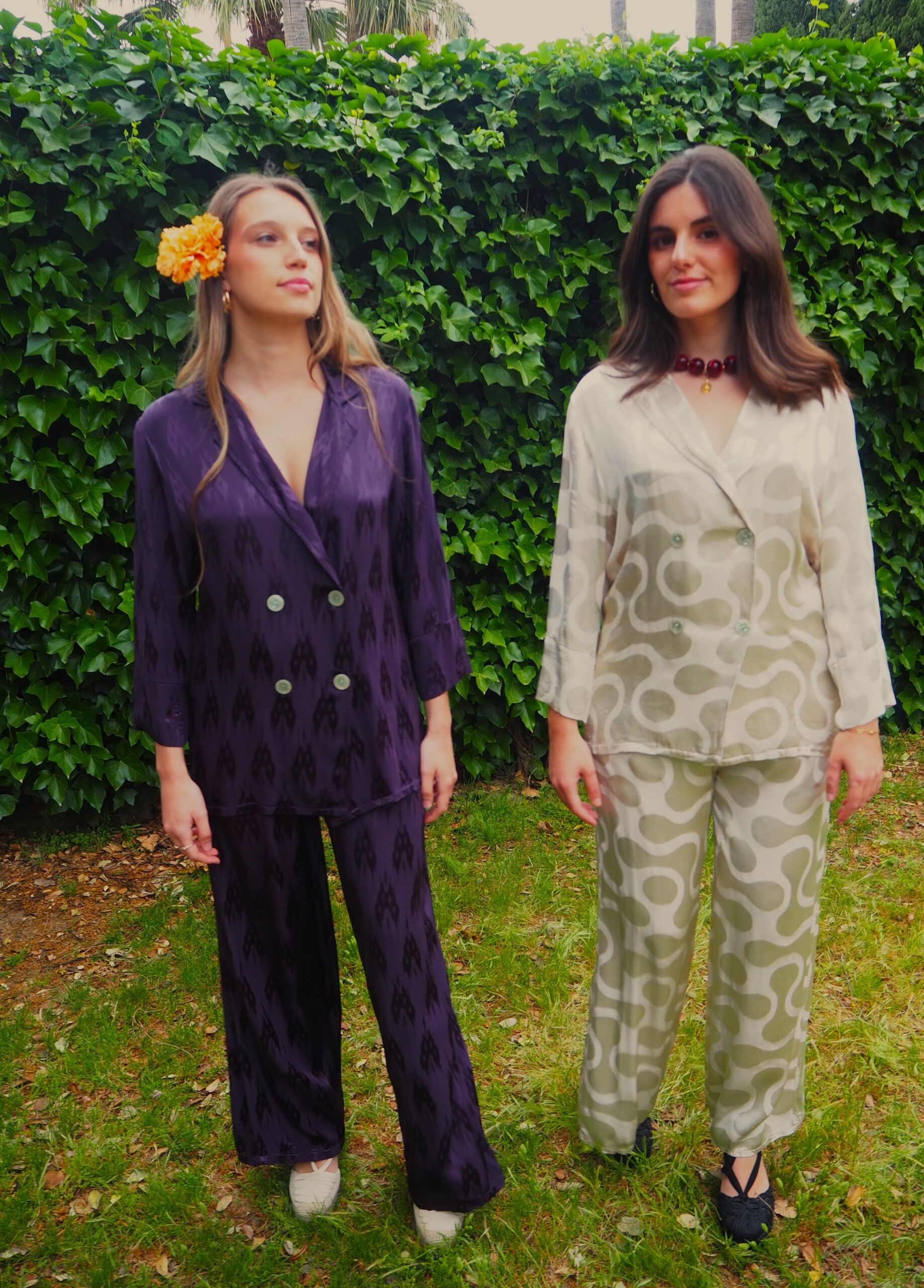 Chaqueta cruzada saten doble botonadura y solapa morada - Imagen 3