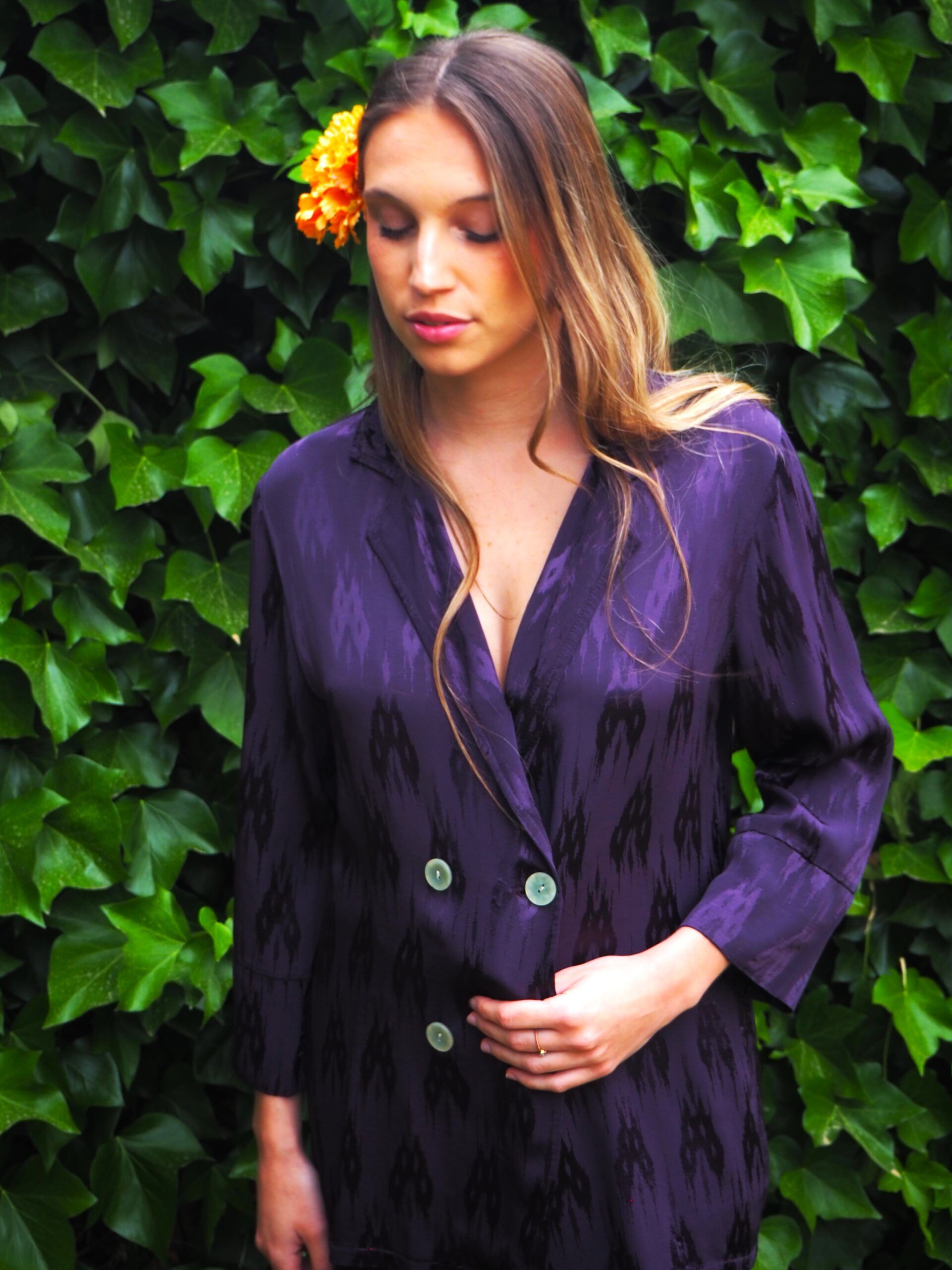 Chaqueta cruzada saten doble botonadura y solapa morada
