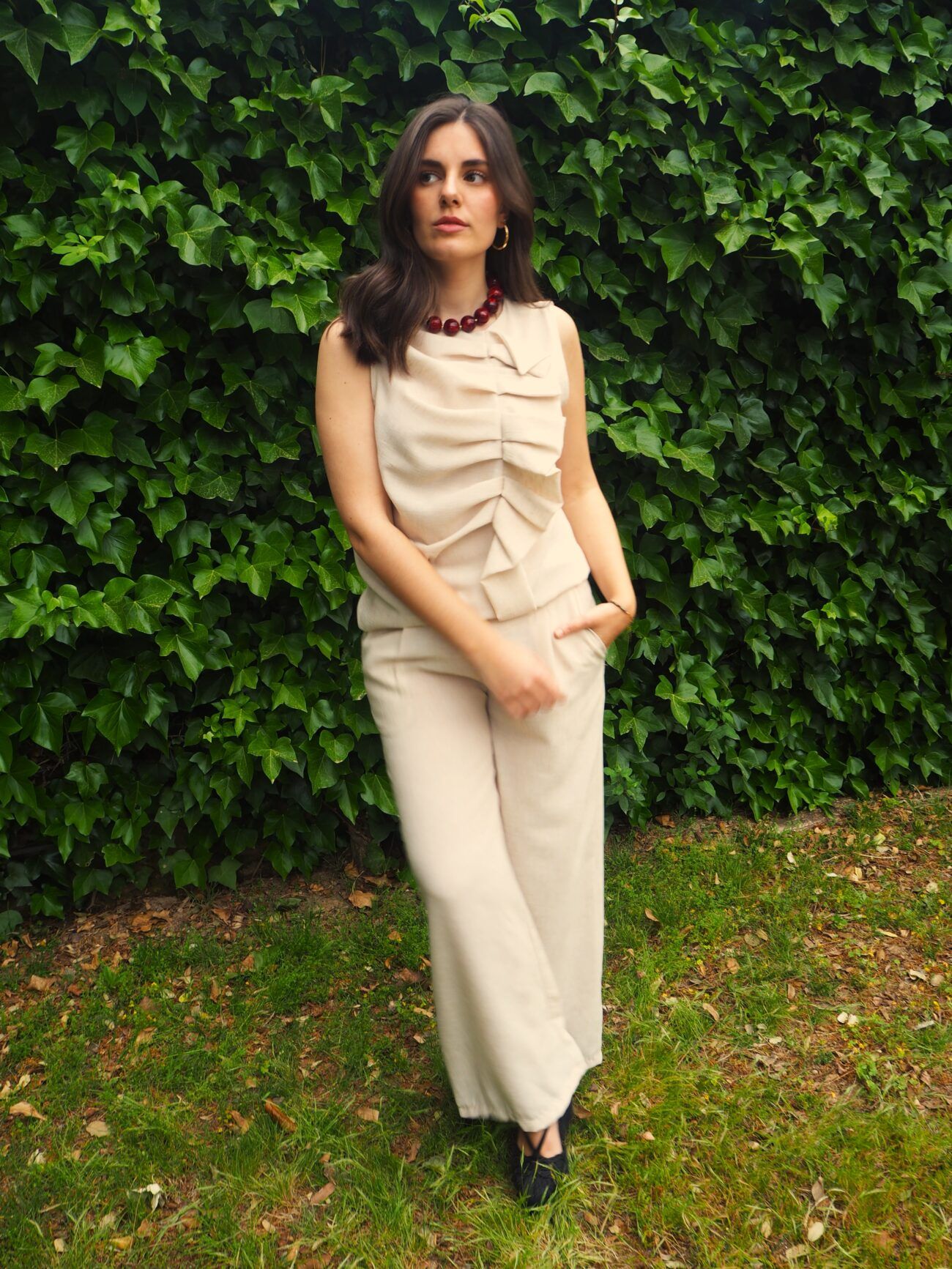 Pantalón recto con pinzas botonadura delantera mujer