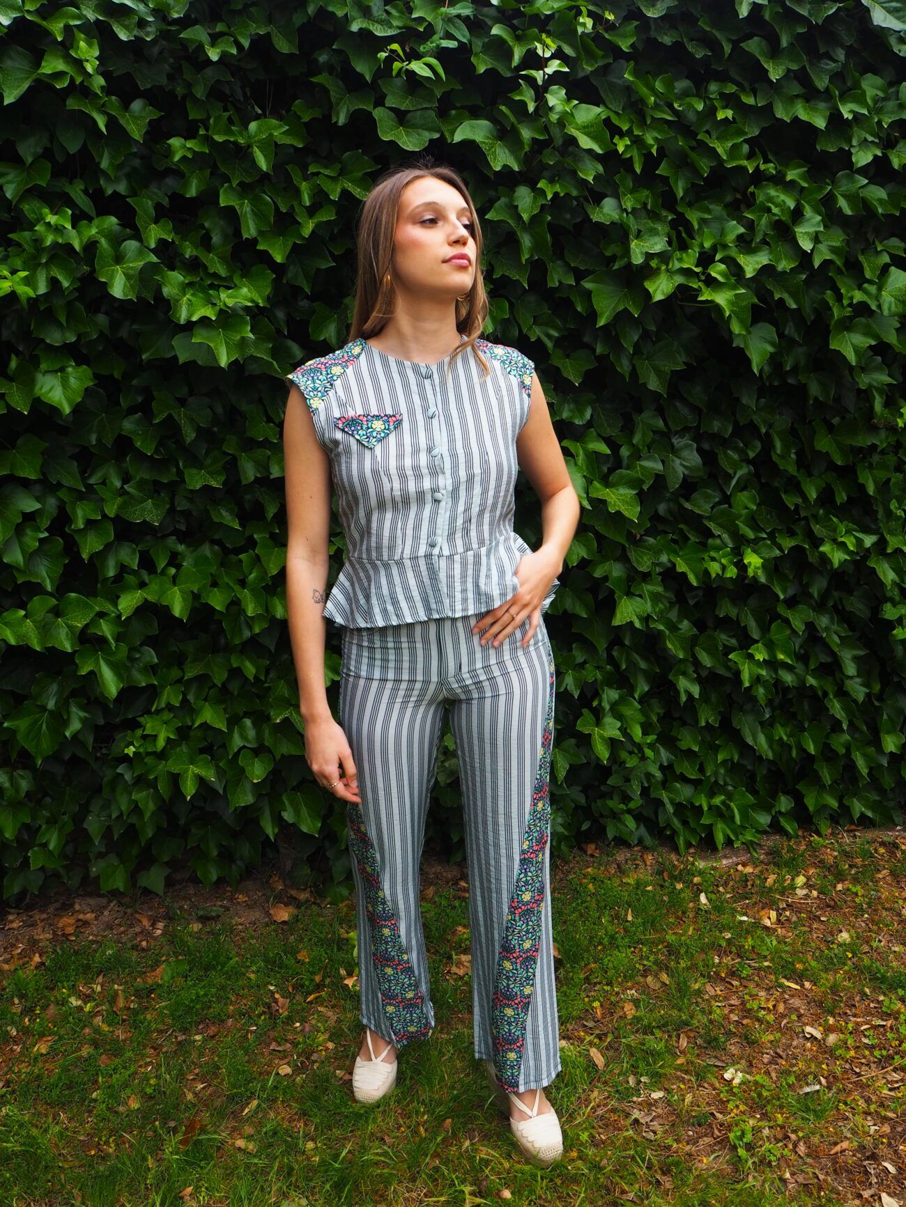 Pantalón rayas tiro alto con estampado floral mujer