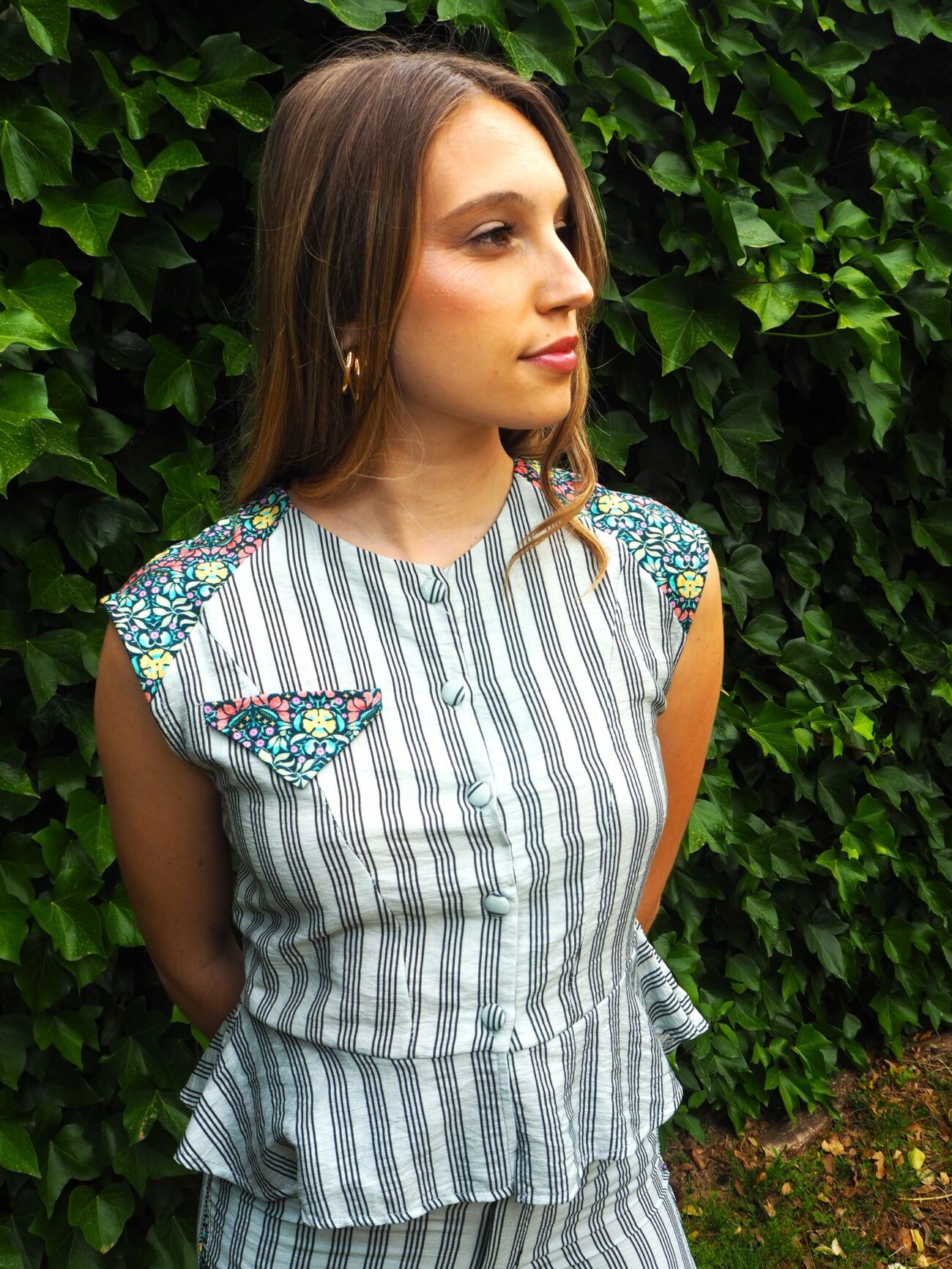 Chaqueta sin mangas entallada de rayas y estampado floral