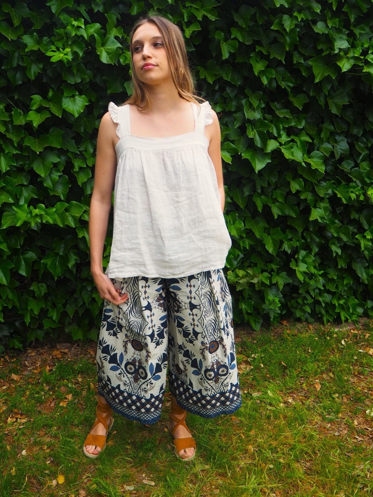 Falda pantalón floral de tiro alto con tablas