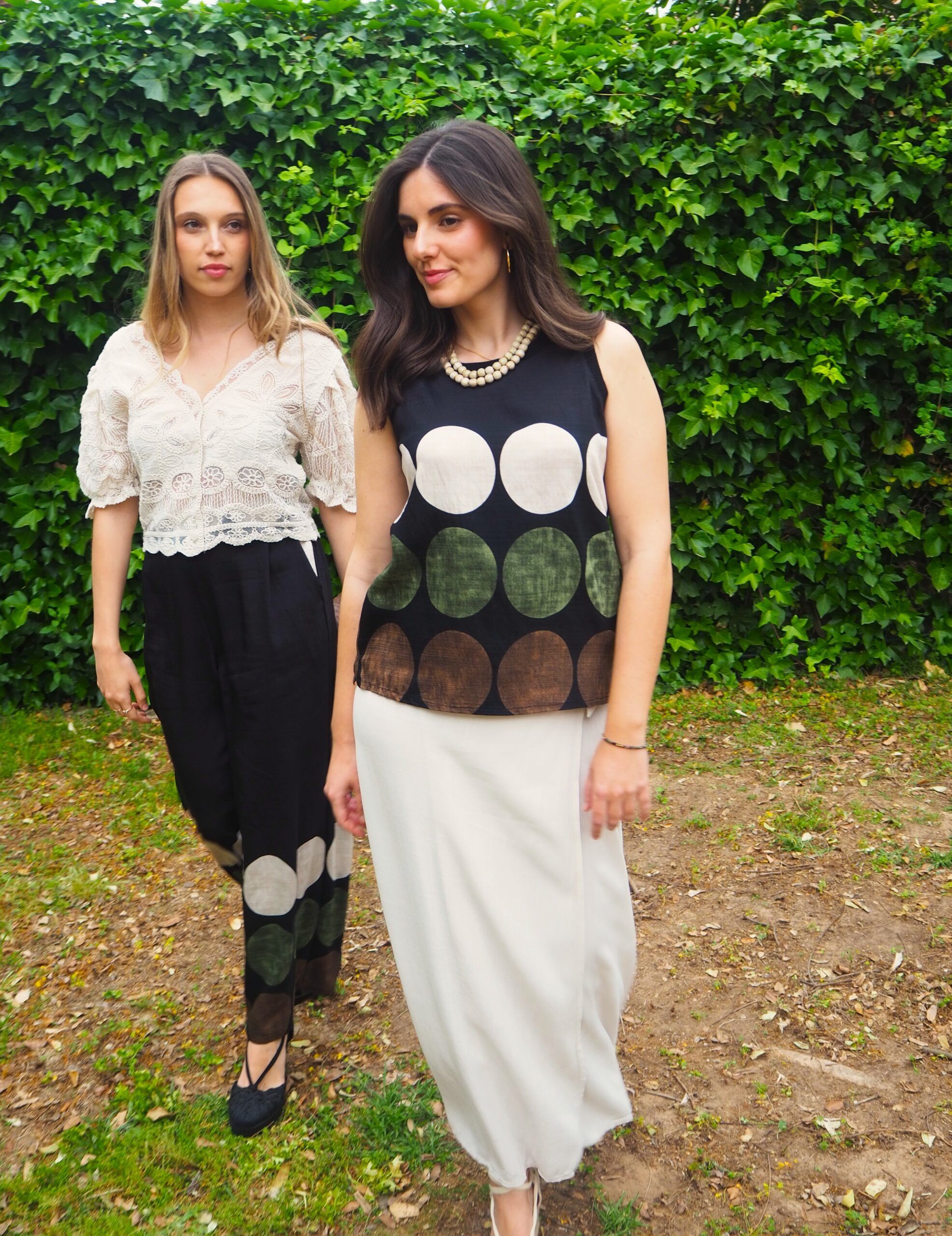 Blusa bordada en crochet estilo chaleco mujer - Imagen 2