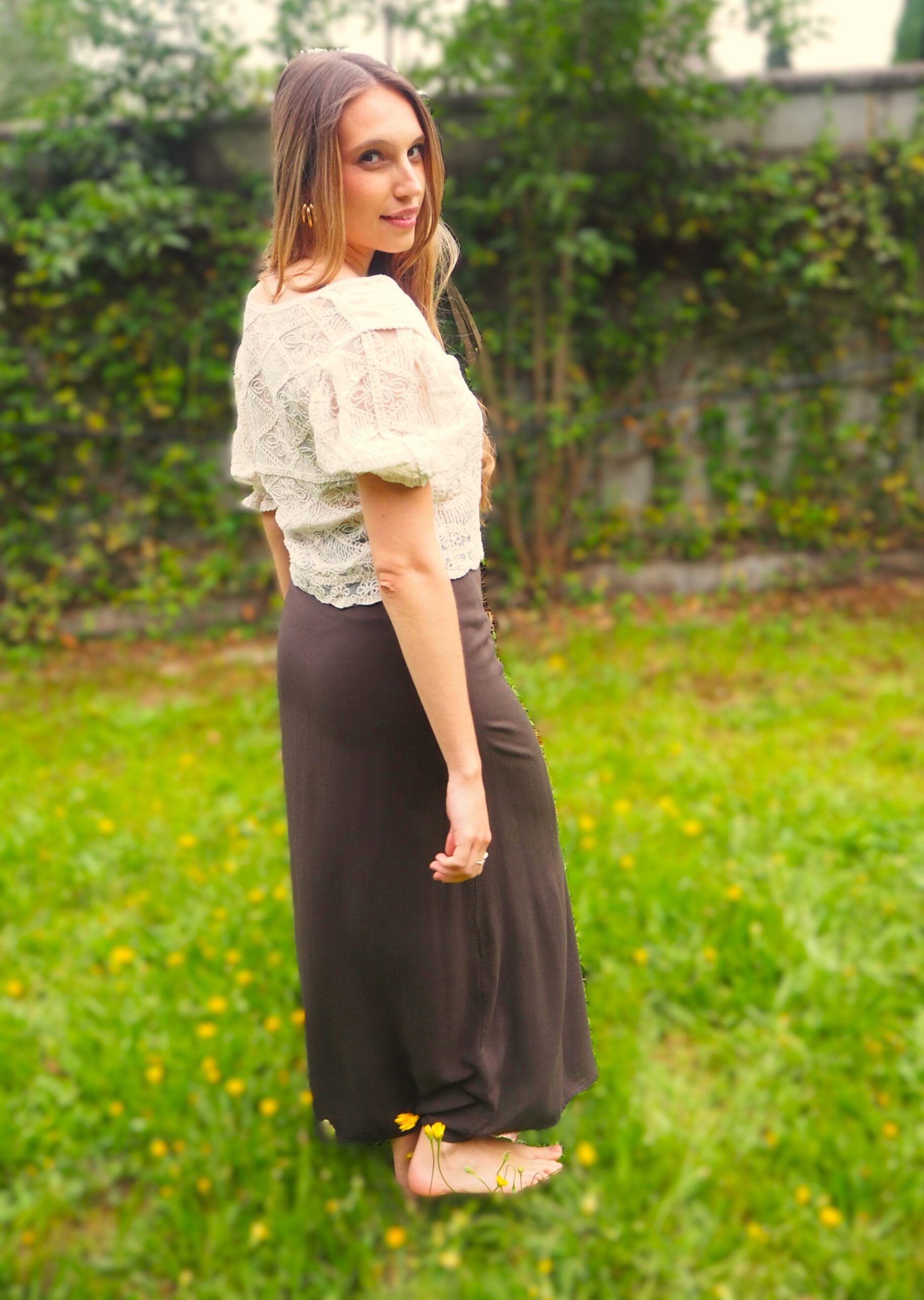 Blusa bordada en crochet estilo chaleco mujer - Imagen 3