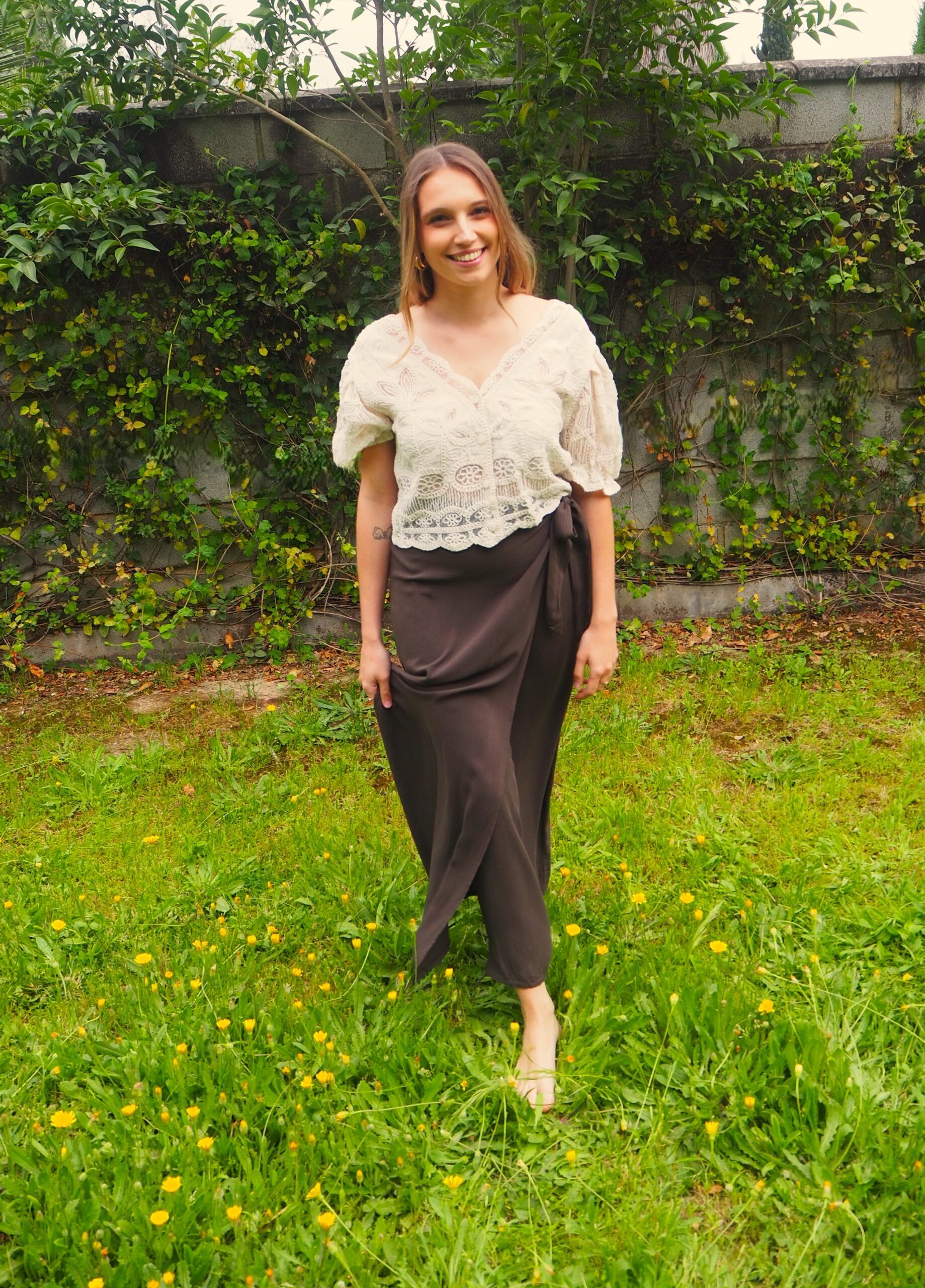 Blusa bordada en crochet estilo chaleco mujer - Imagen 4