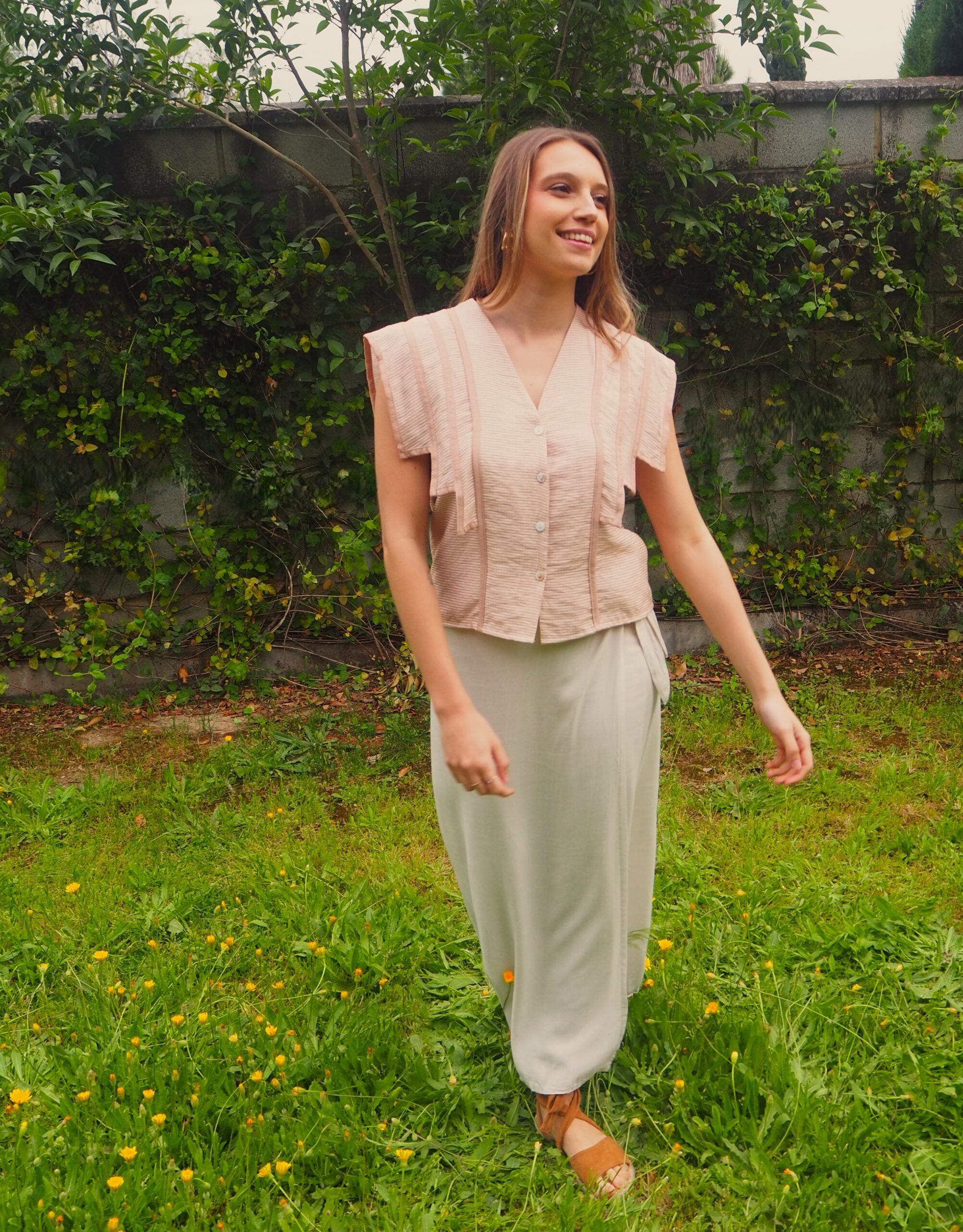 Blusa vichy abotonada con capa beige - Imagen 5