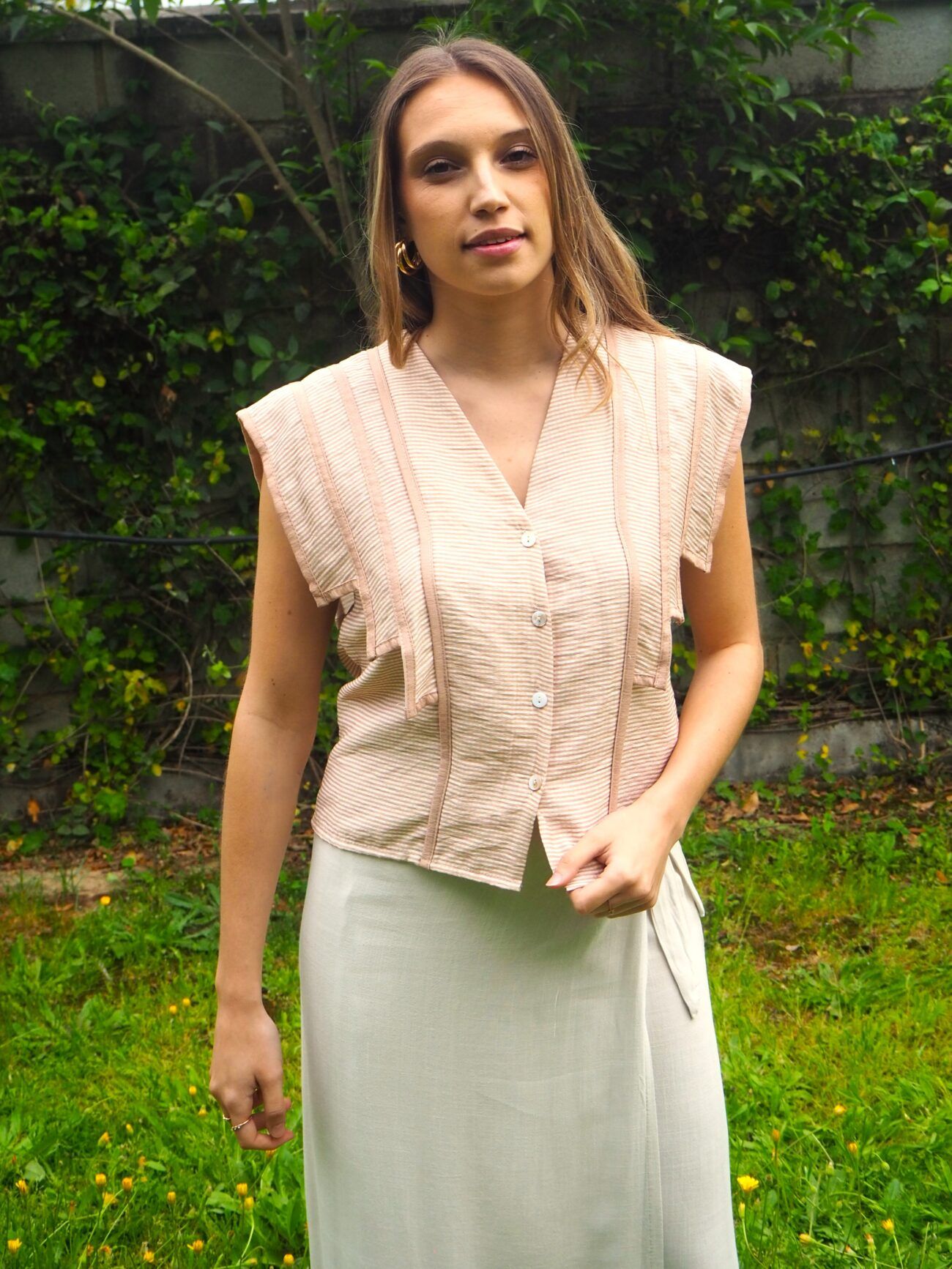Blusa vichy abotonada con capa beige