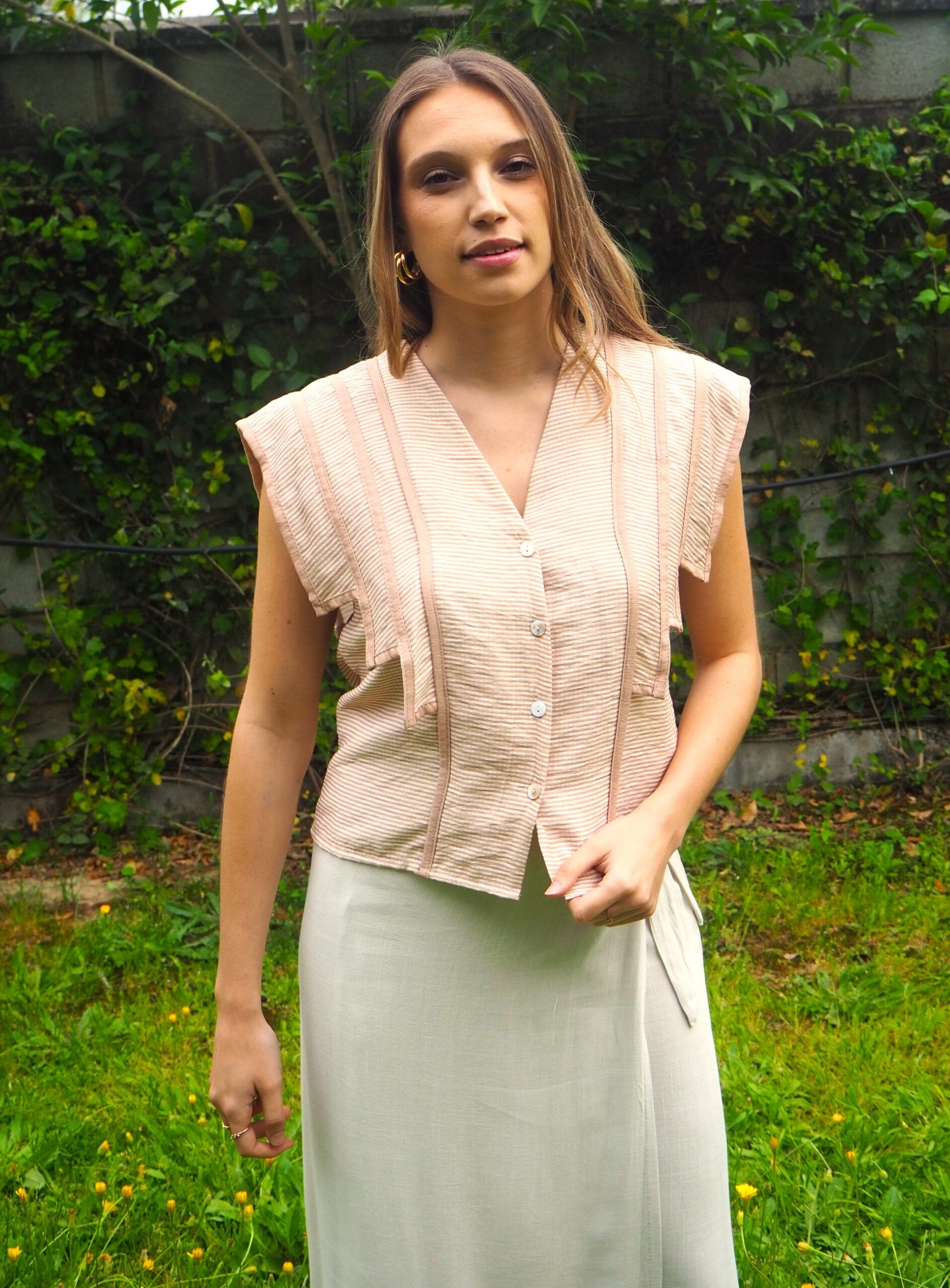 Blusa vichy abotonada con capa beige