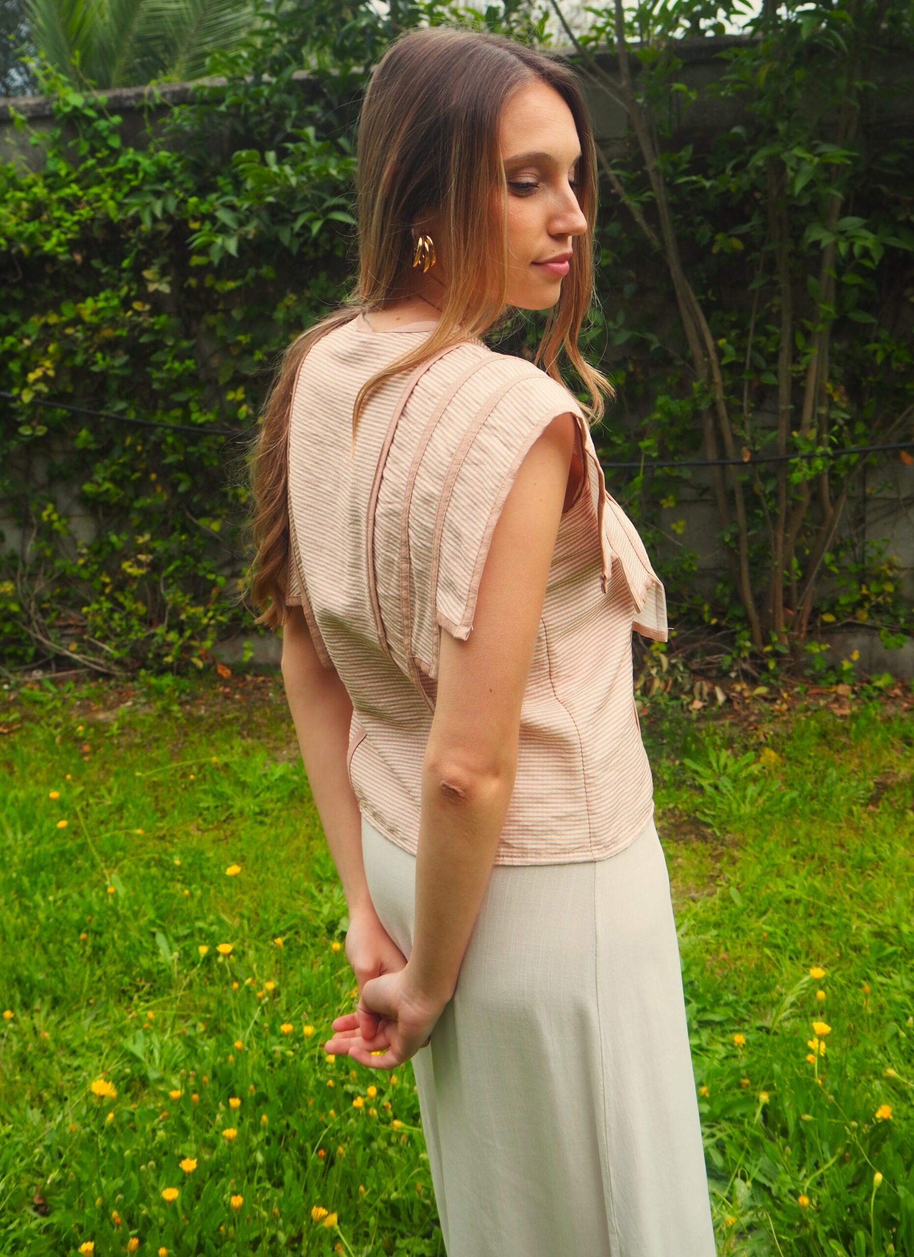 Blusa vichy abotonada con capa beige - Imagen 3
