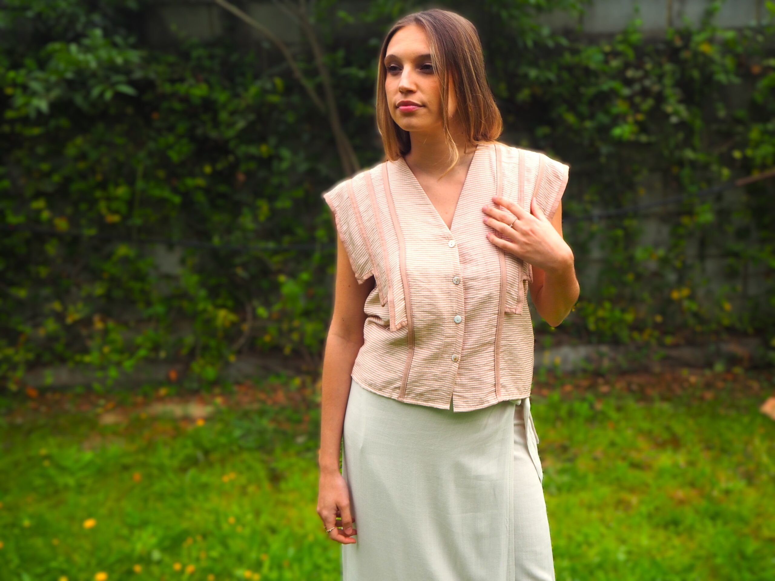 Blusa vichy abotonada con capa beige - Imagen 4