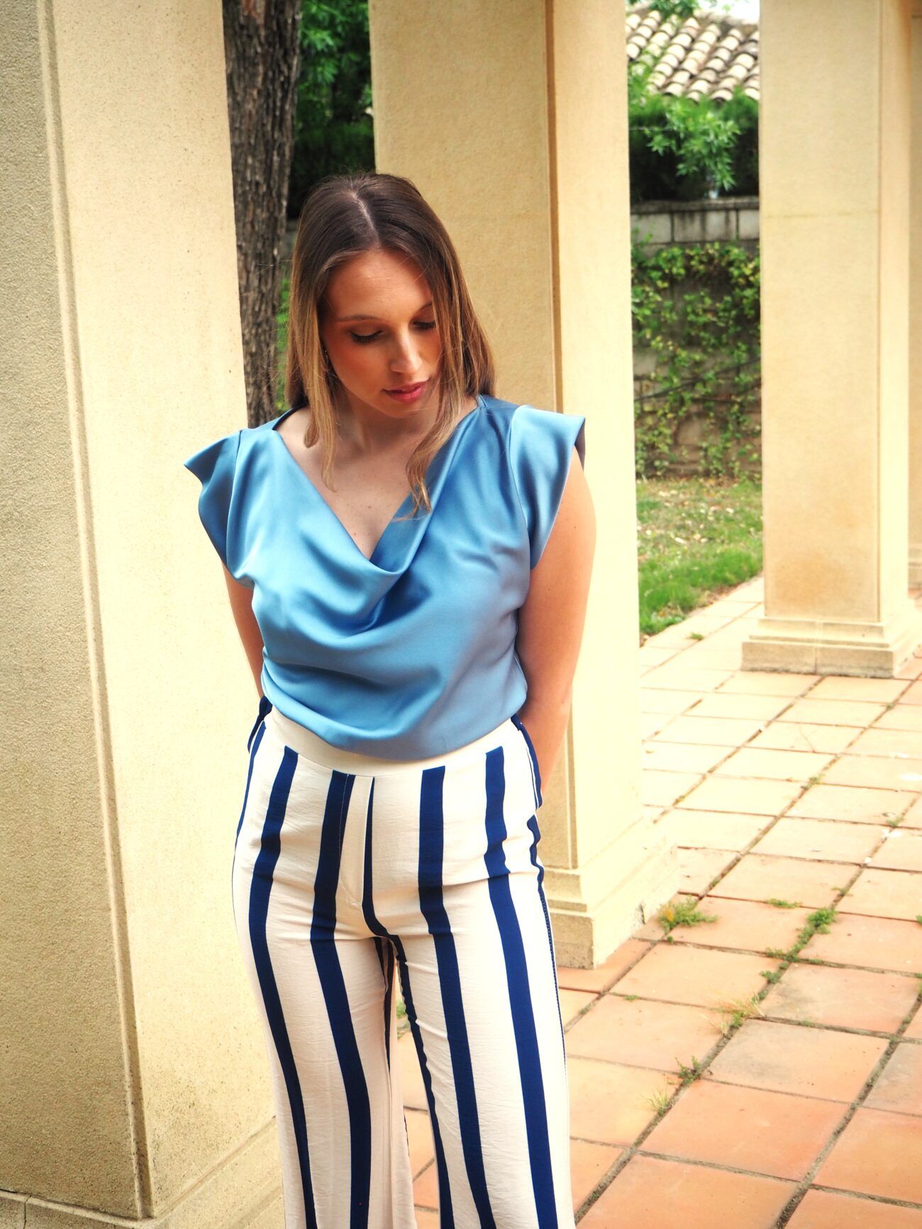 Blusa satinada cuello caído y manga sisa mujer