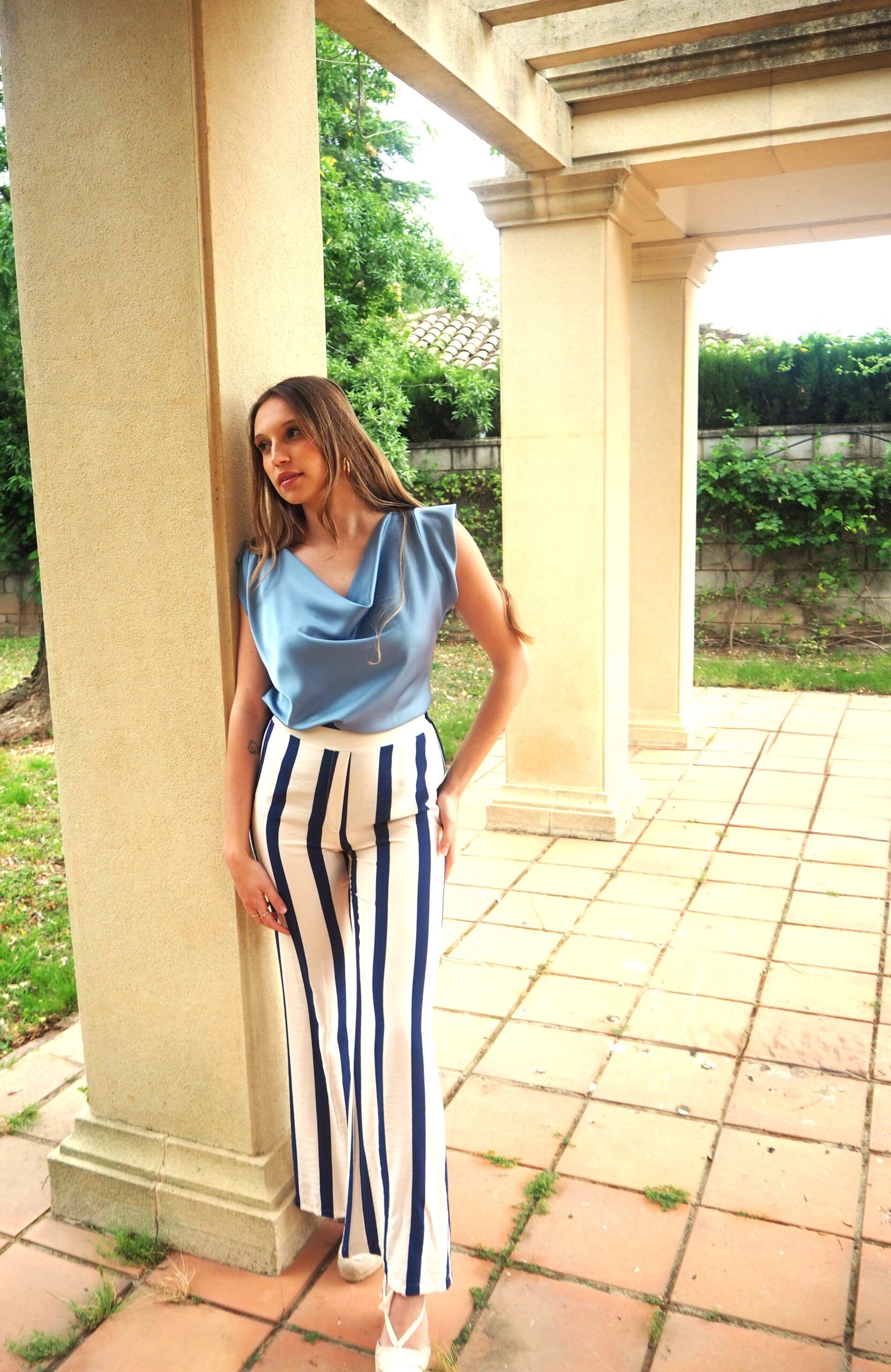 Blusa satinada cuello caído y manga sisa mujer - Imagen 2