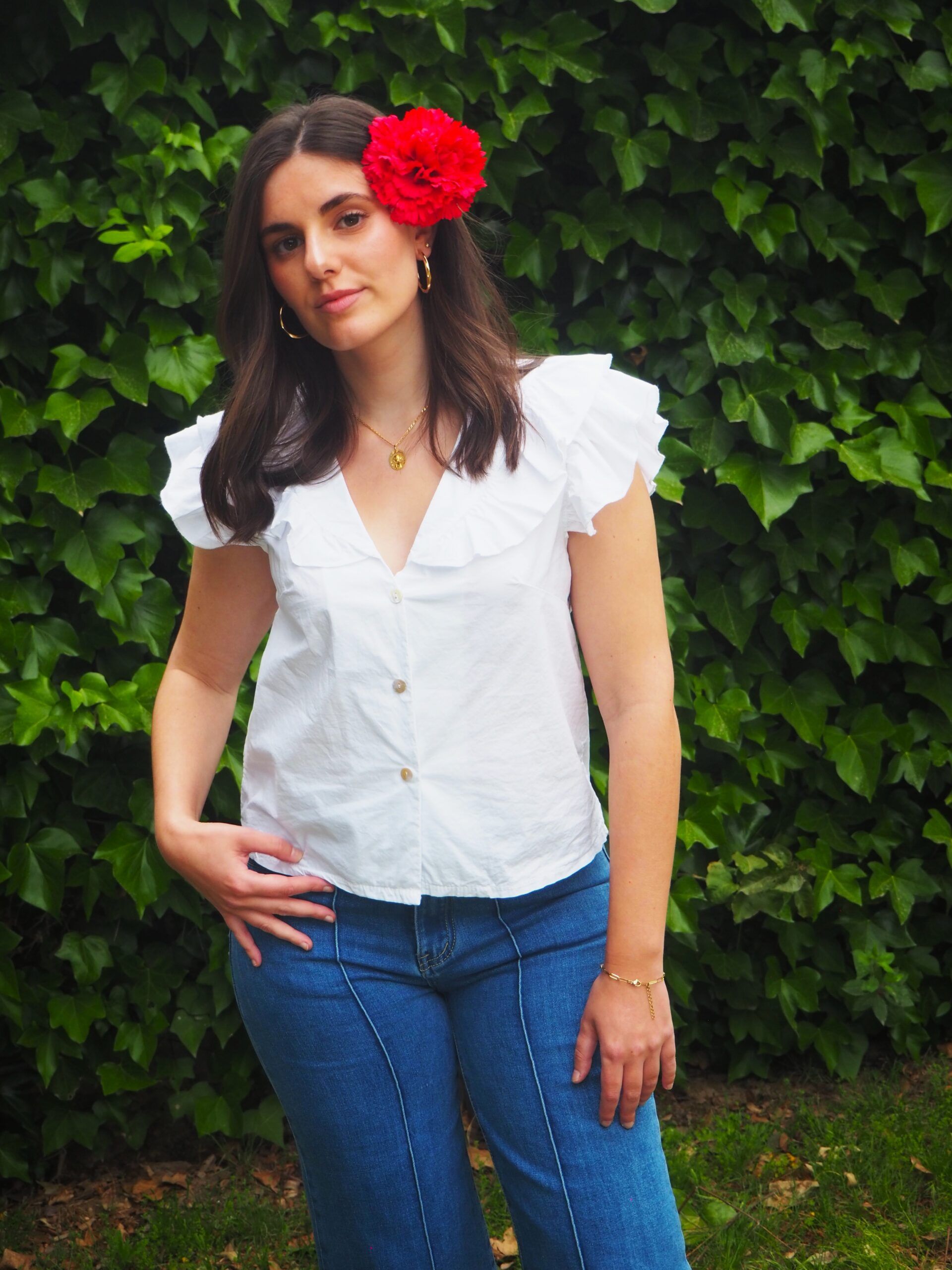 Blusa sisa abotonada con volante cuello y hombro blanca - Imagen 3