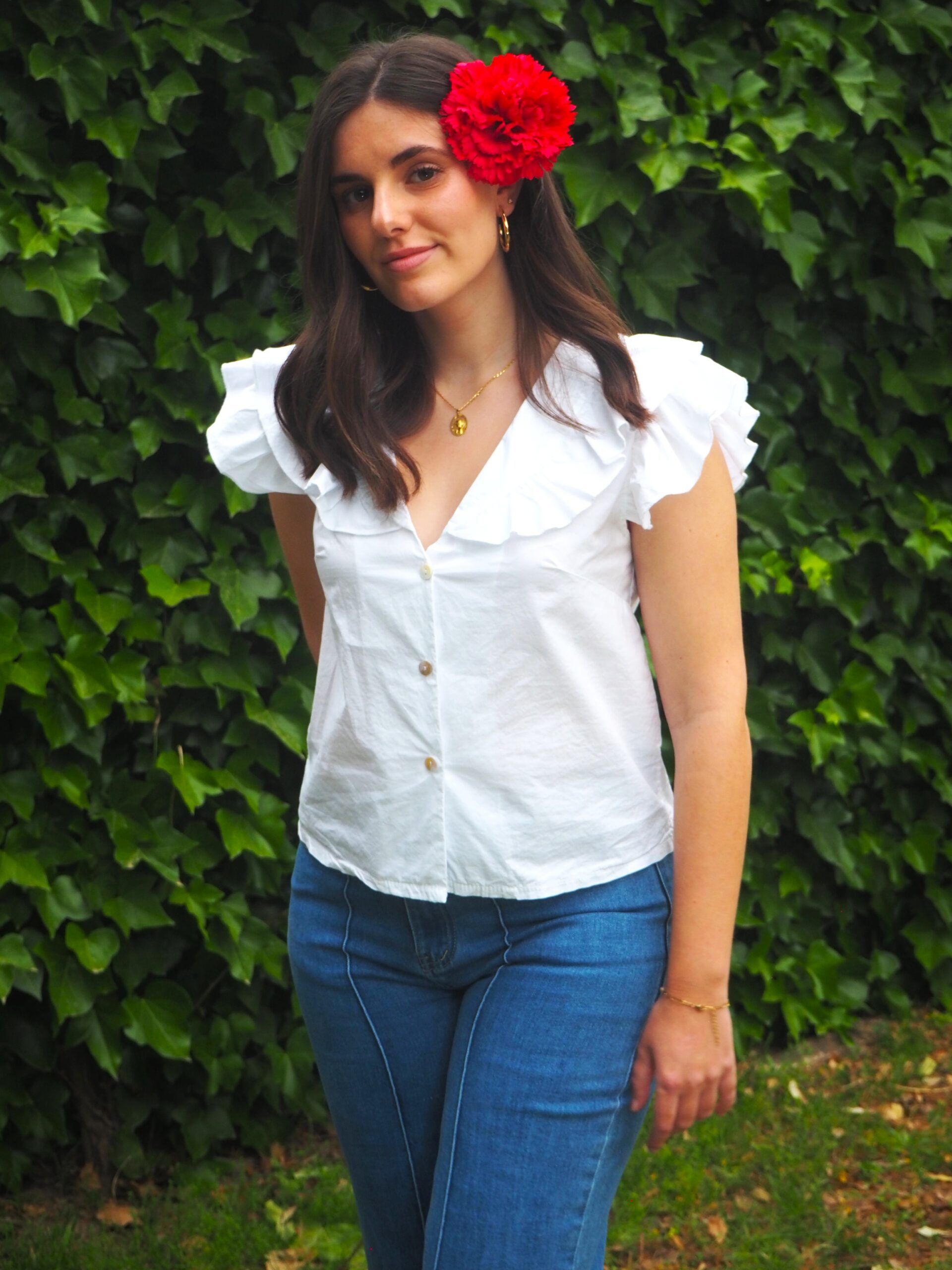 Blusa sisa abotonada con volante cuello y hombro blanca