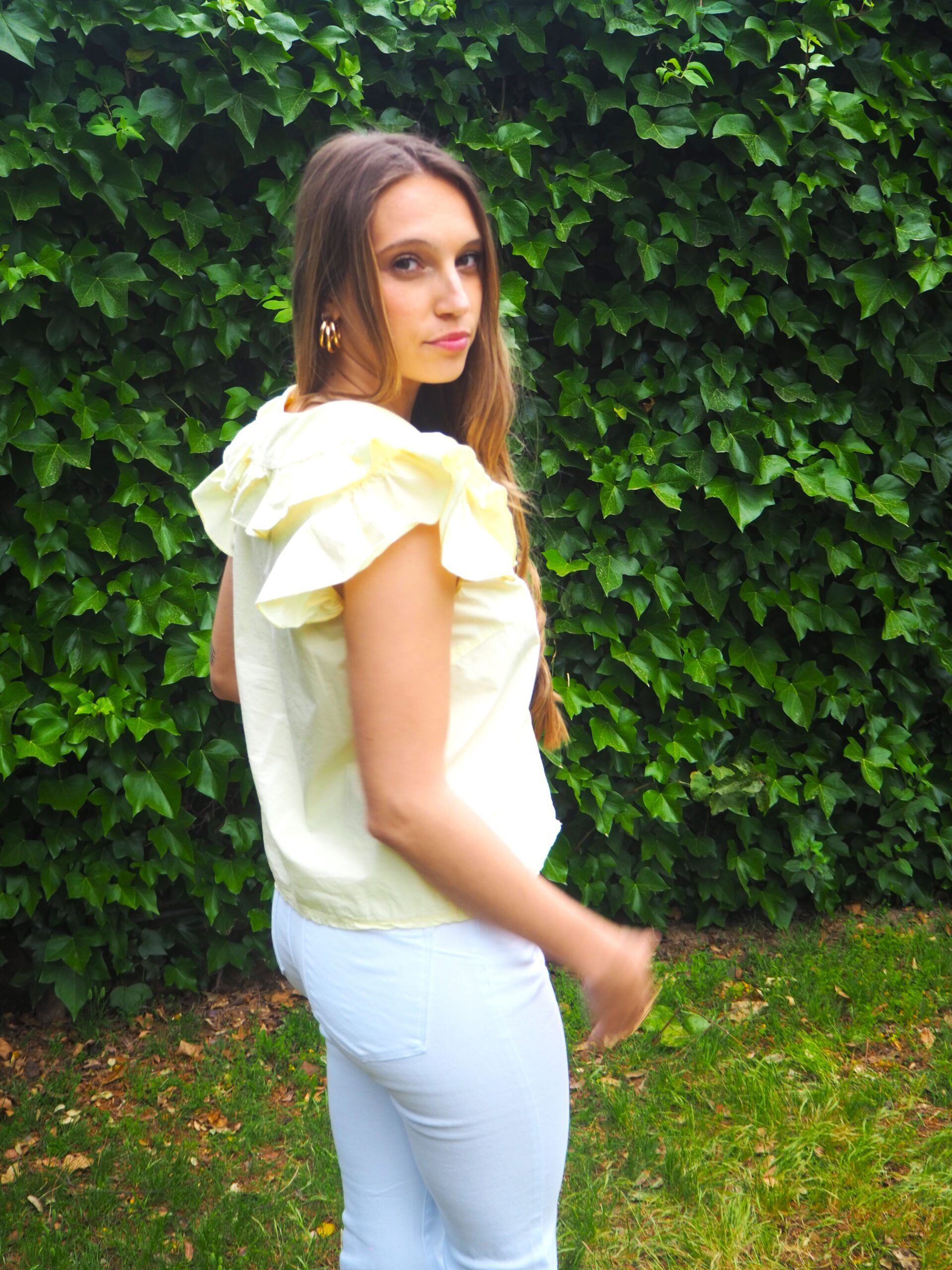 Blusa sisa abotonada con volante cuello y hombro amarilla - Imagen 2