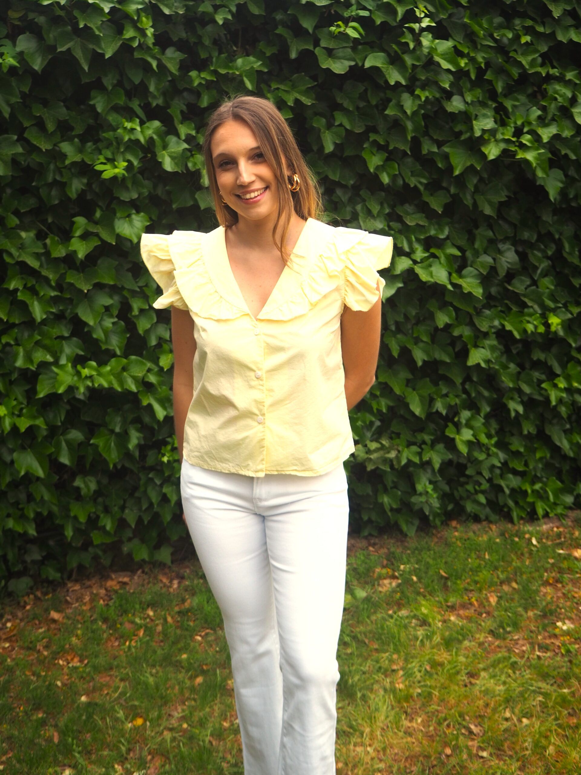 Blusa sisa abotonada con volante cuello y hombro amarilla - Imagen 5