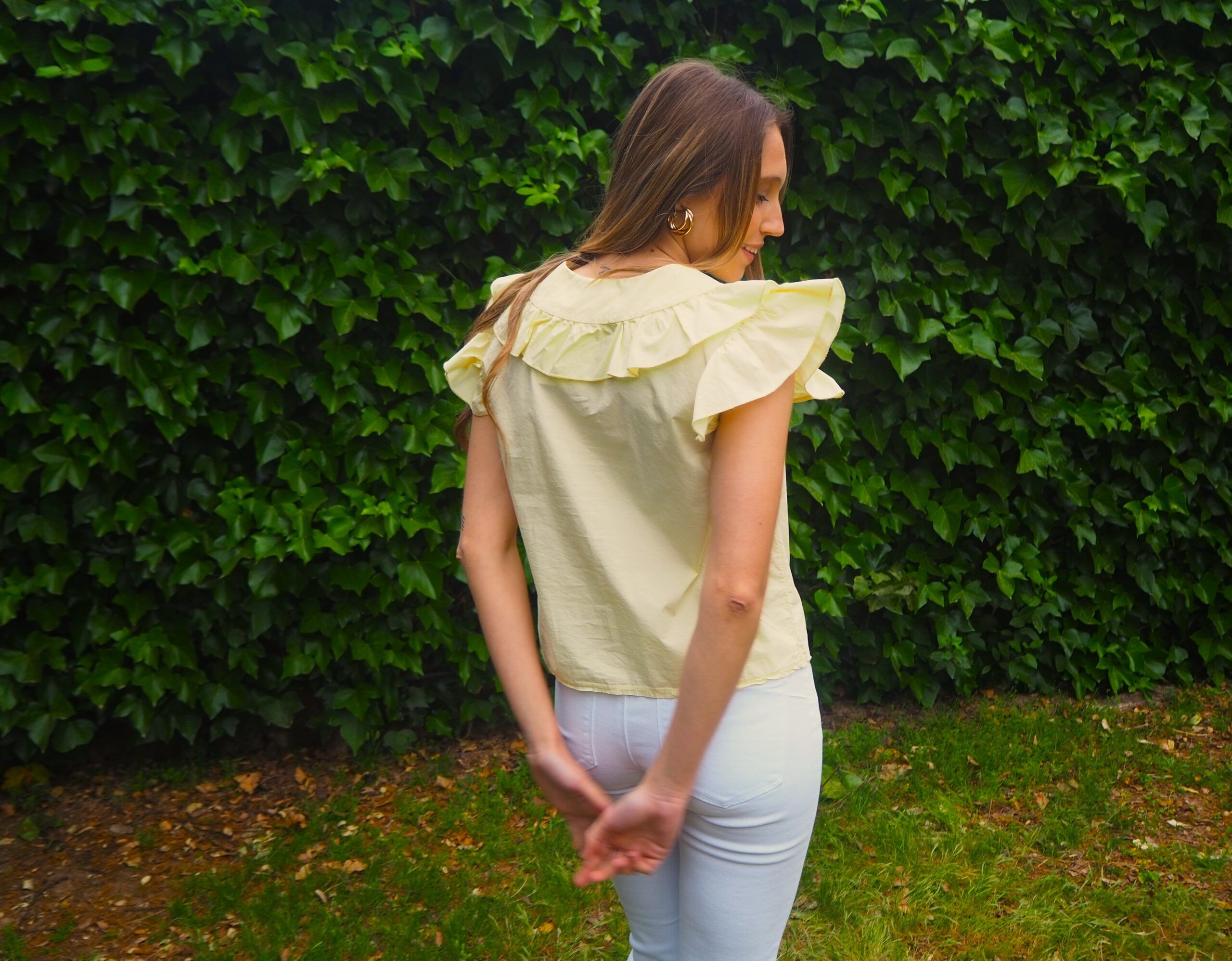 Blusa sisa abotonada con volante cuello y hombro amarilla - Imagen 4
