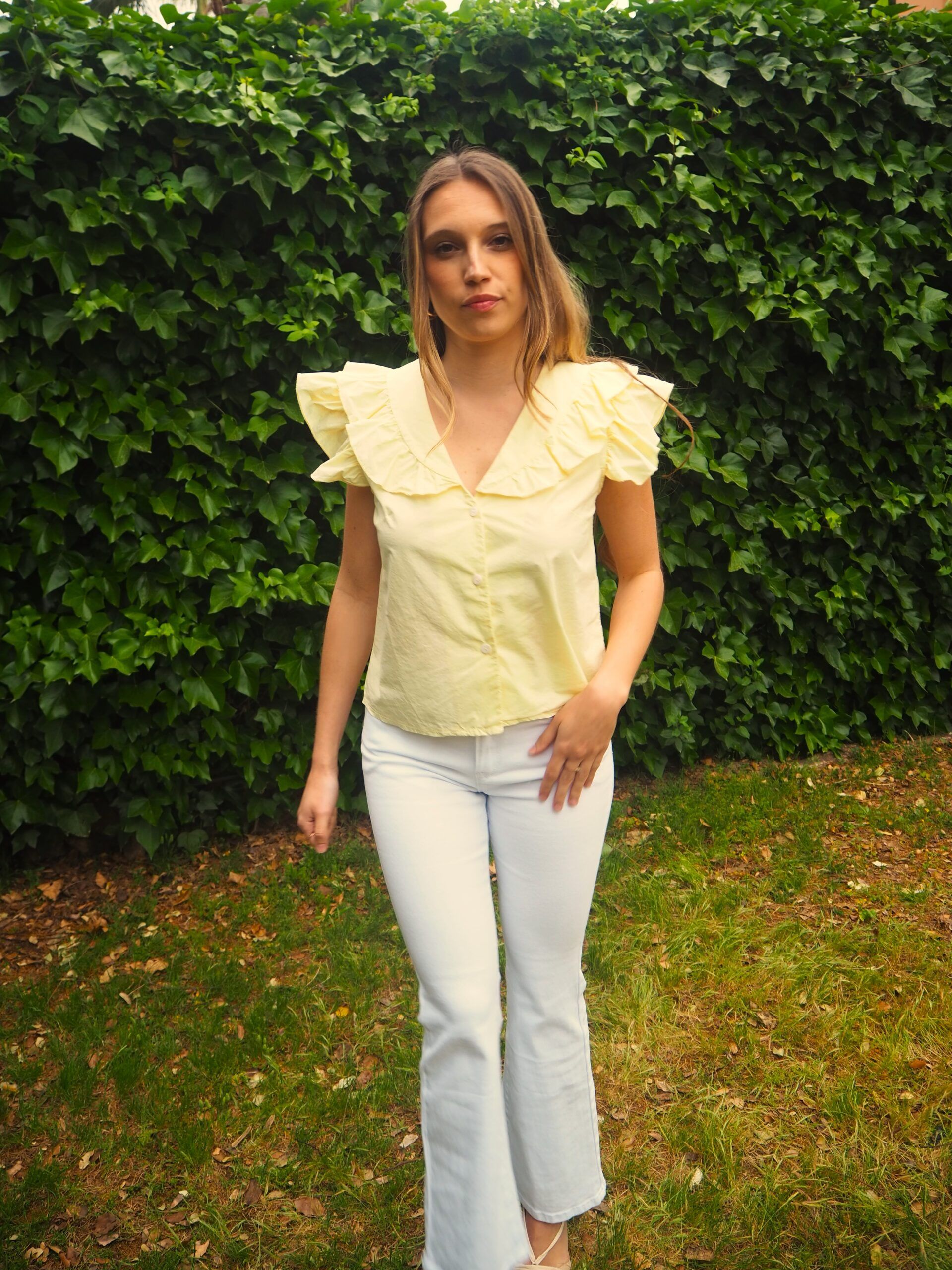 Blusa sisa abotonada con volante cuello y hombro amarilla - Imagen 3