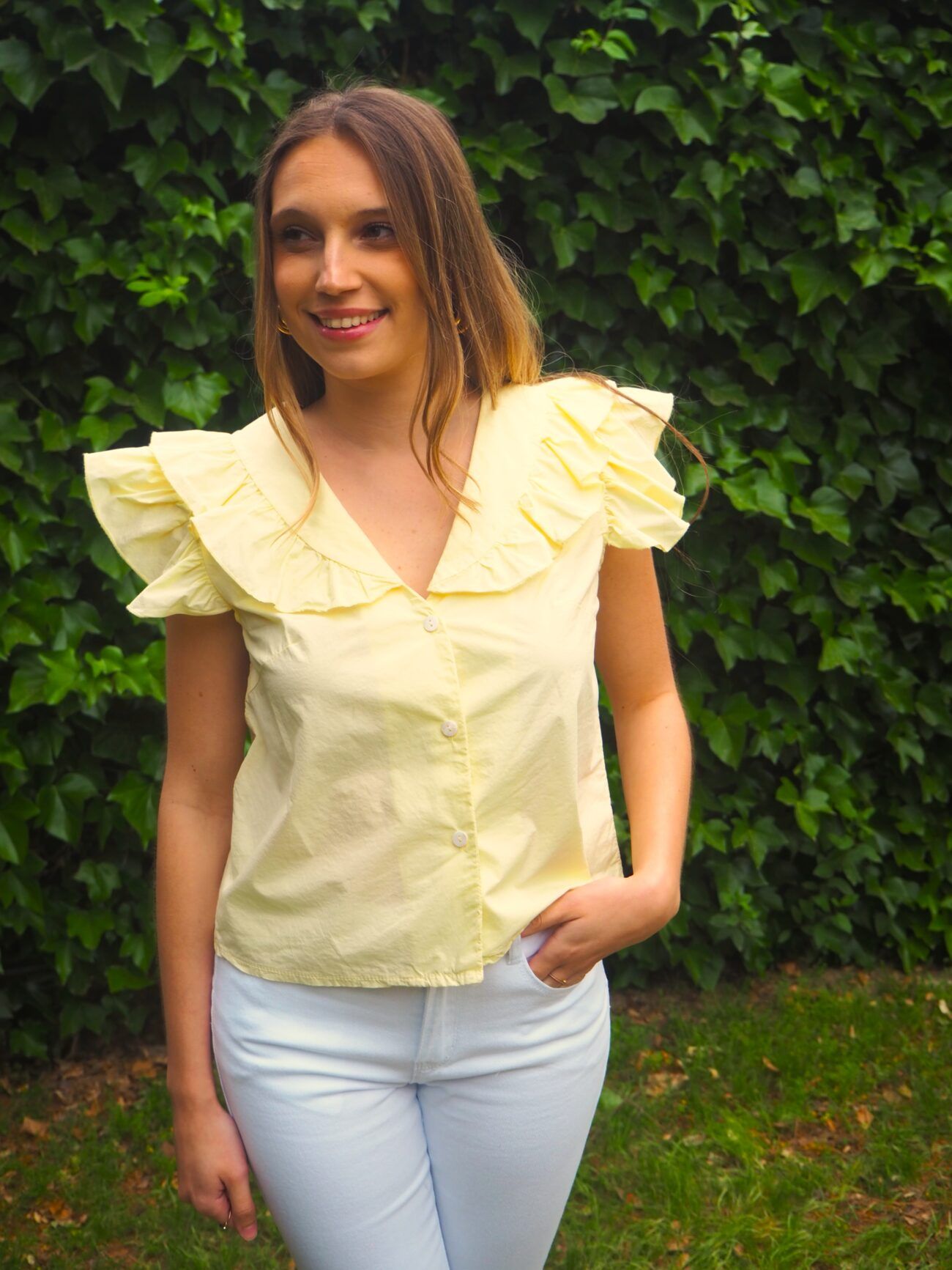 Blusa sisa abotonada con volante cuello y hombro amarilla