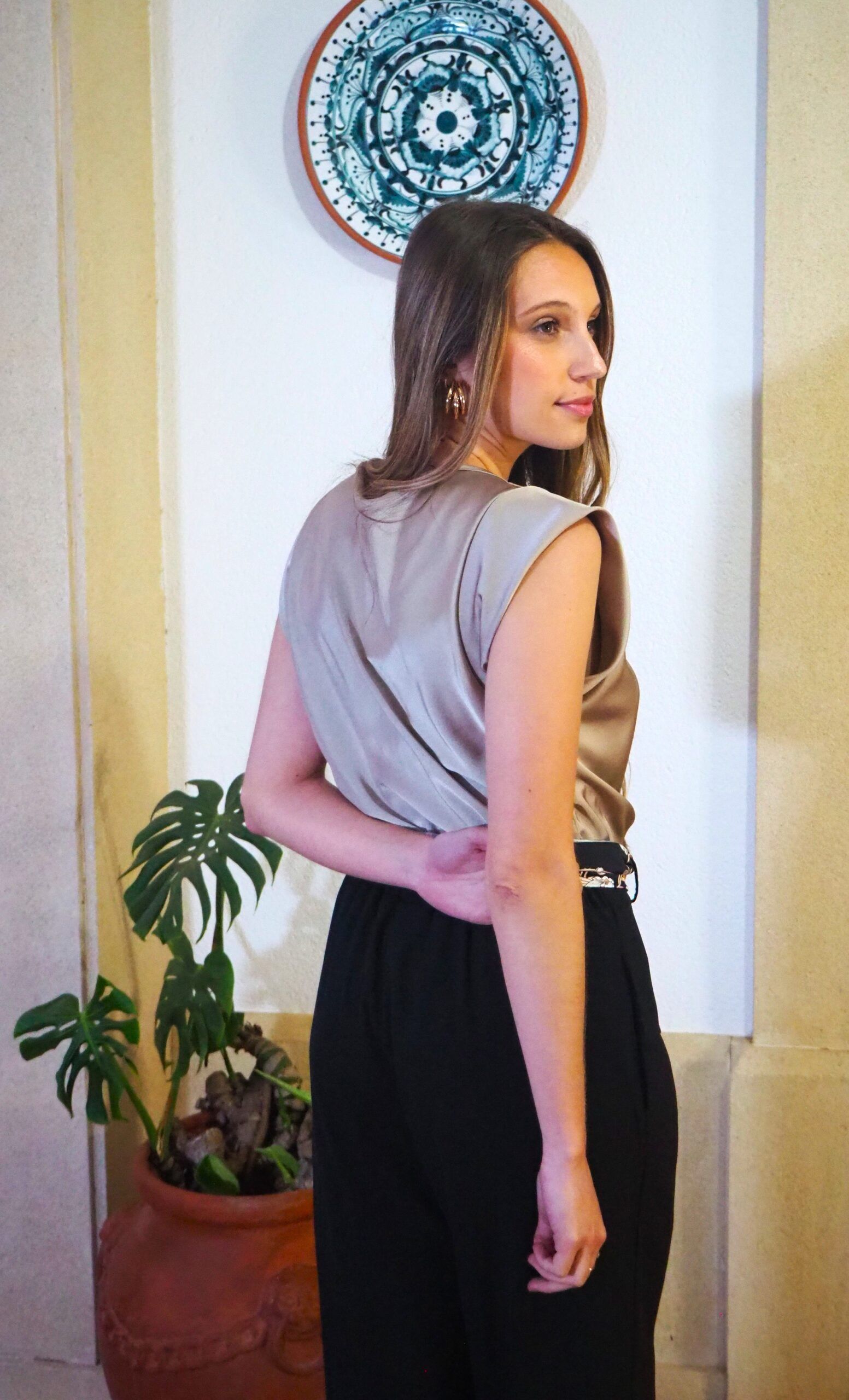 Blusa satinada cuello caído y manga sisa mujer - Imagen 10