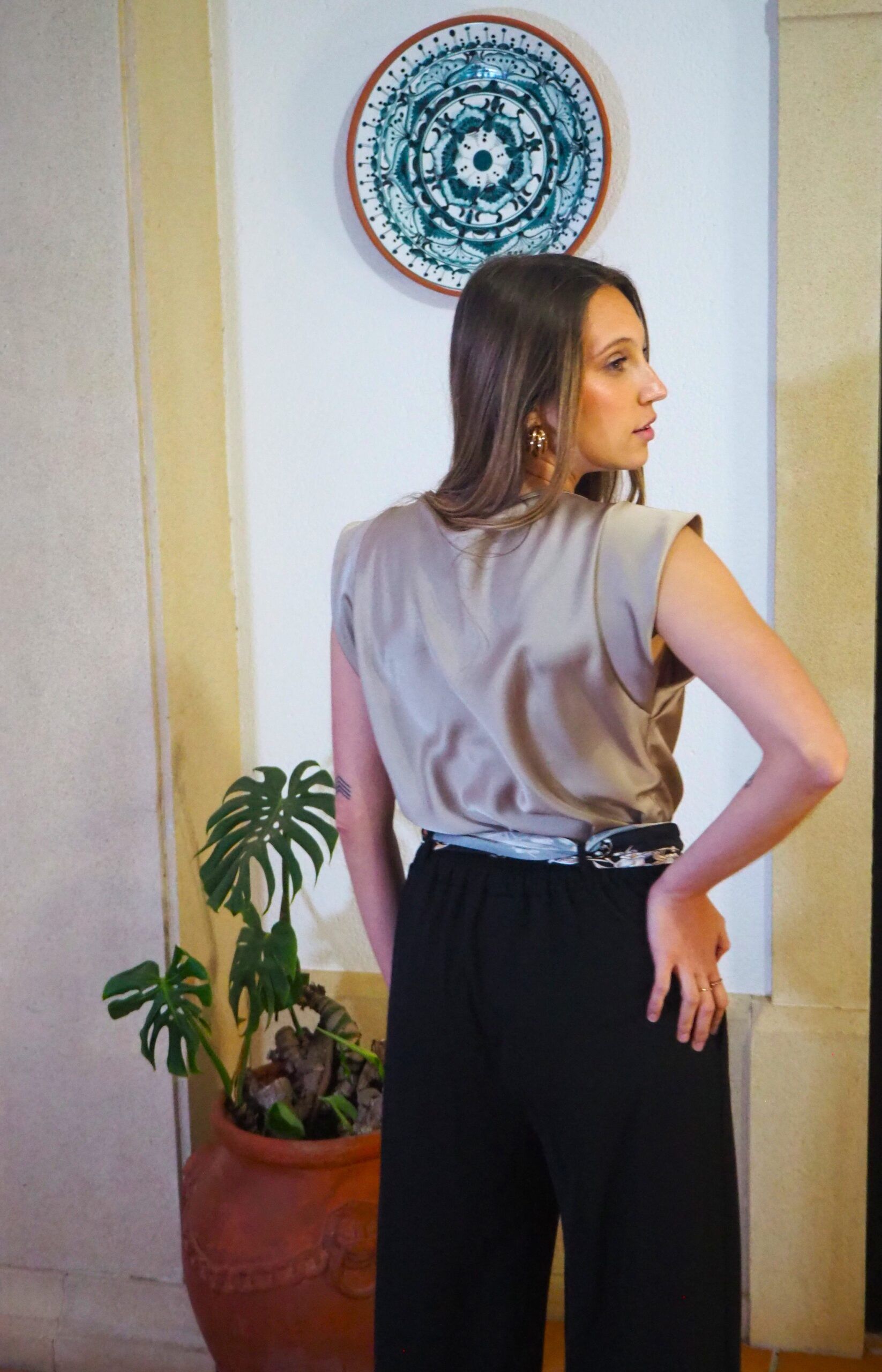 Blusa satinada cuello caído y manga sisa mujer - Imagen 9