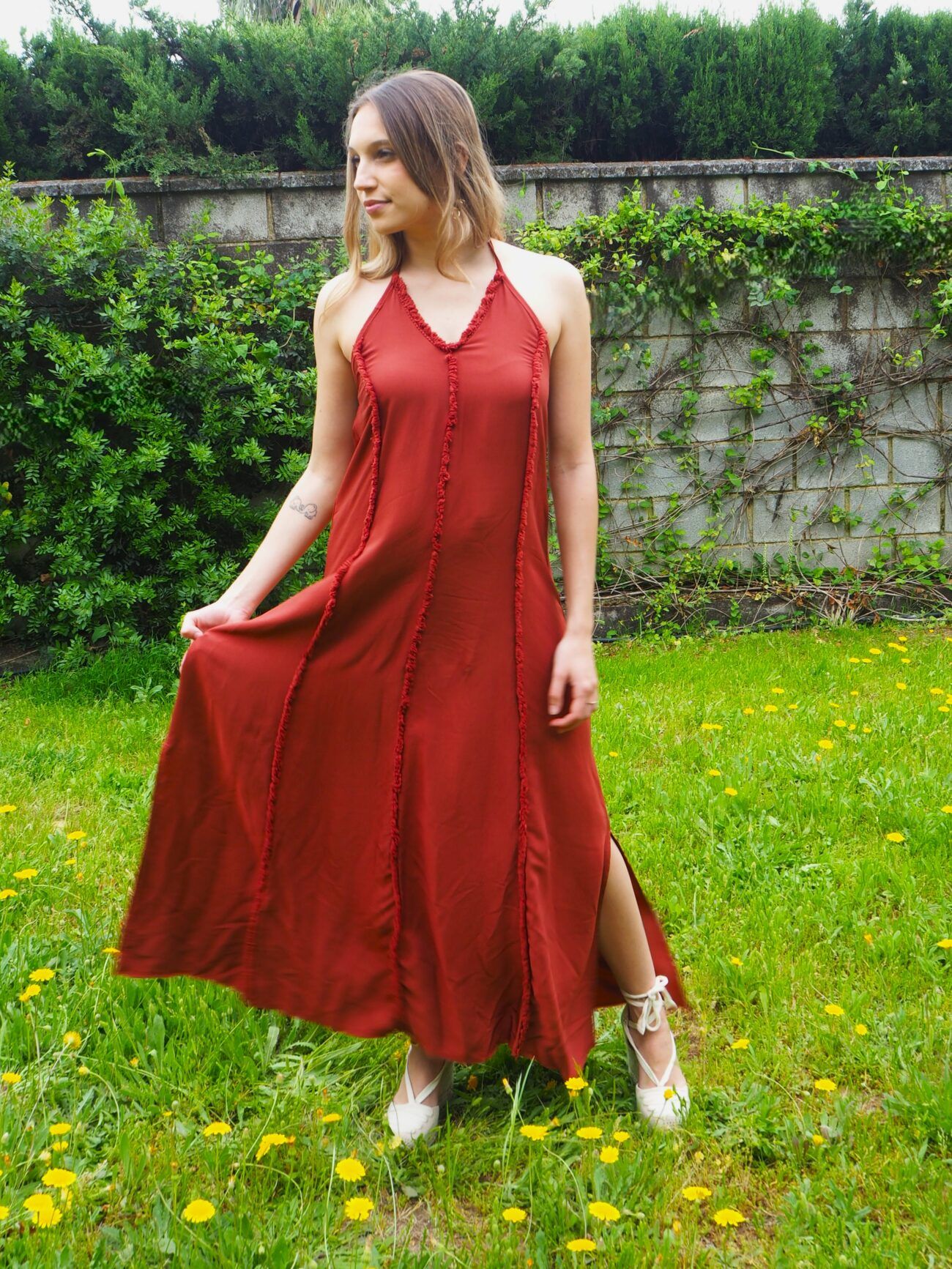 Vestido midi cuello halter atado y espalda descubierta teja
