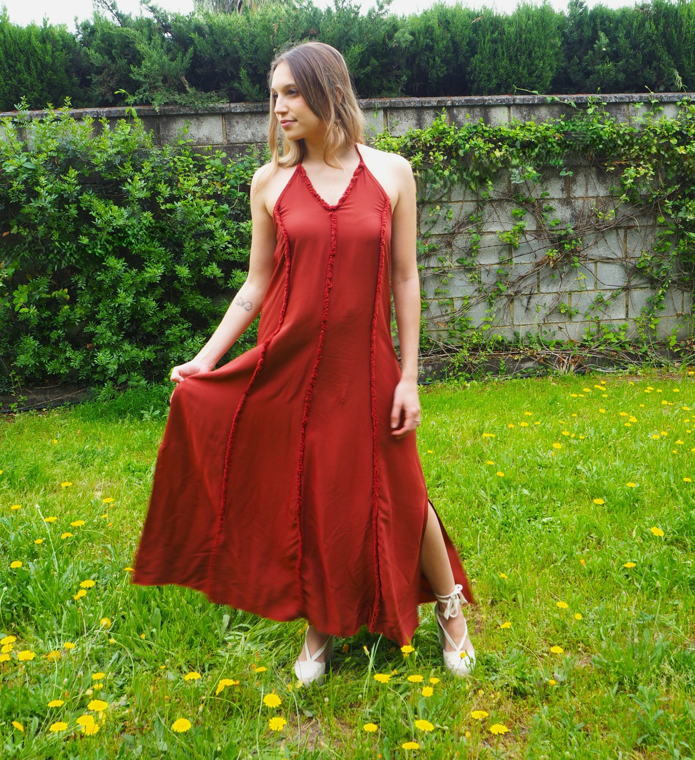 Vestido midi cuello halter atado y espalda descubierta teja