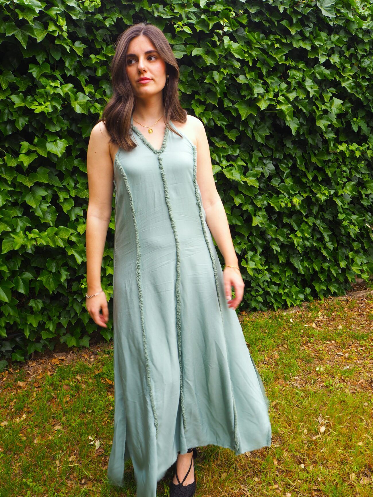 Vestido midi cuello halter atado y espalda descubierta azul