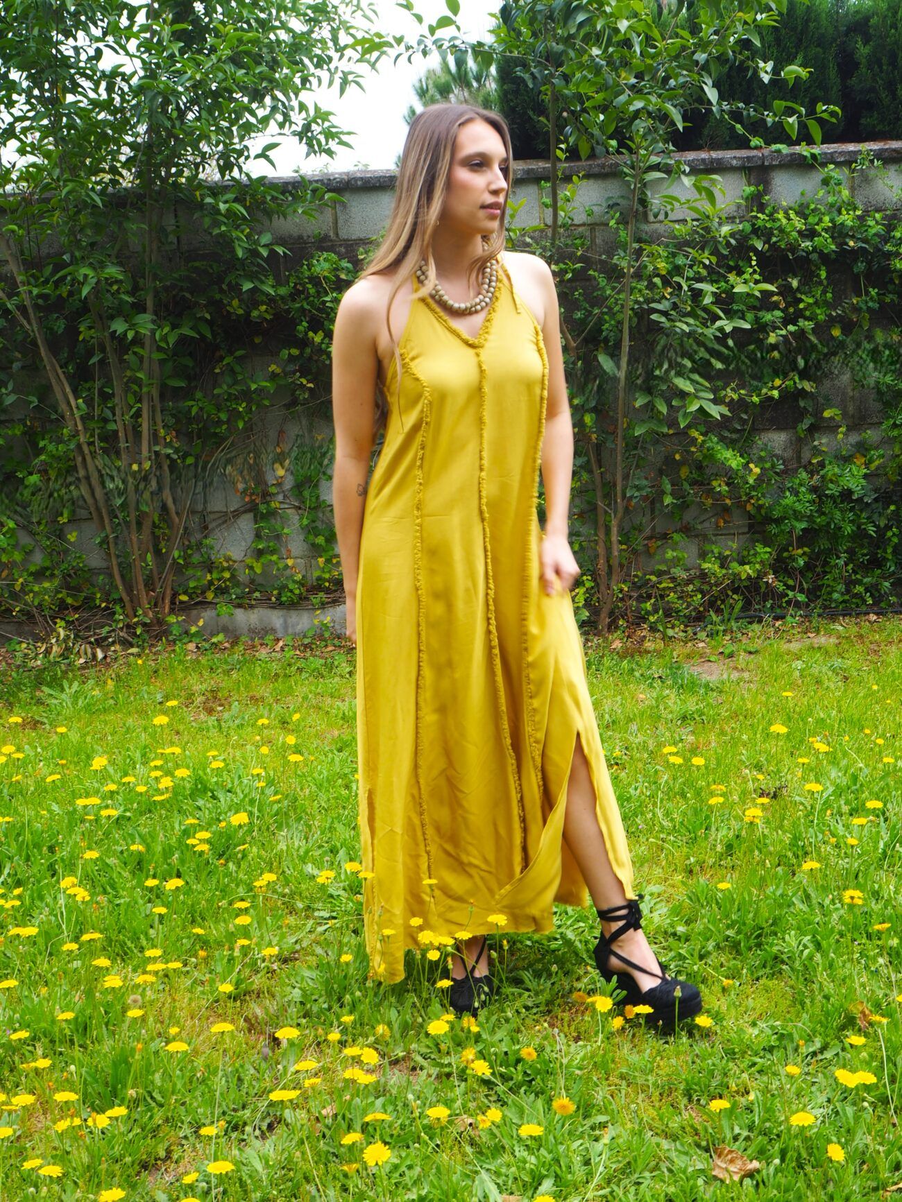 Vestido midi cuello halter atado y espalda descubierta albero