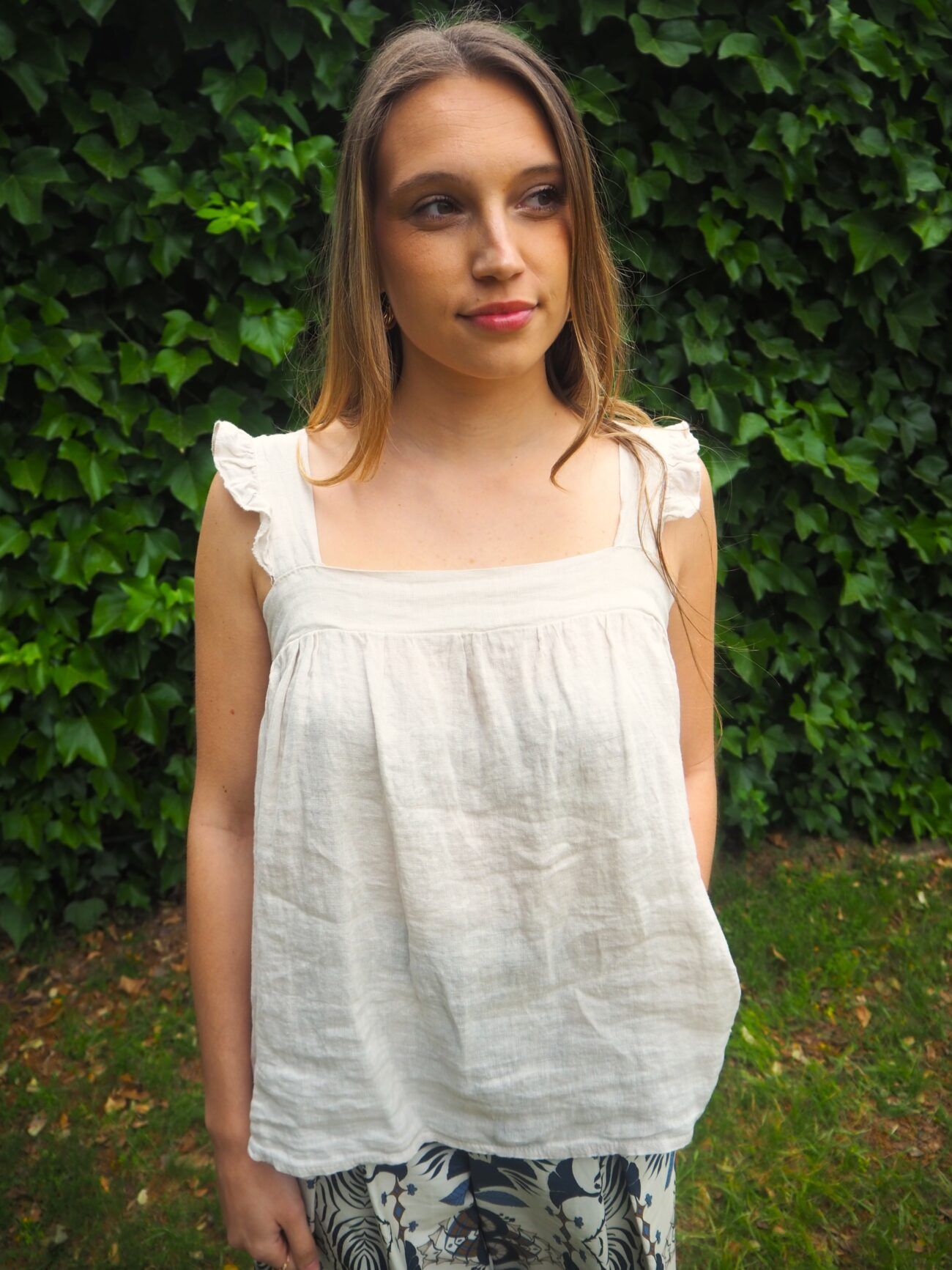 Blusa tirantes de lino con lazada a la espalda beige