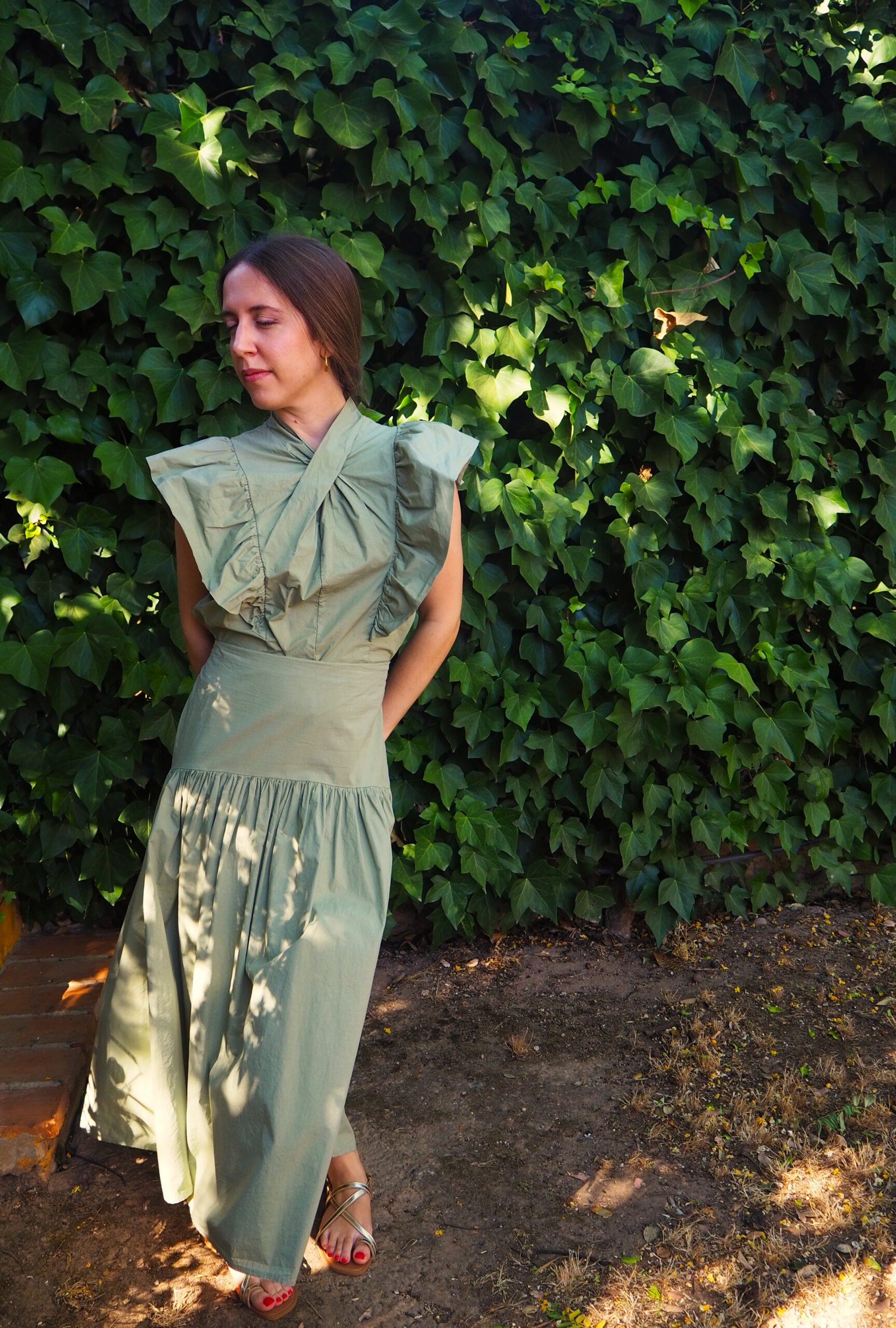 Blusa cuello cruzado y volante al hombro verde - Imagen 6