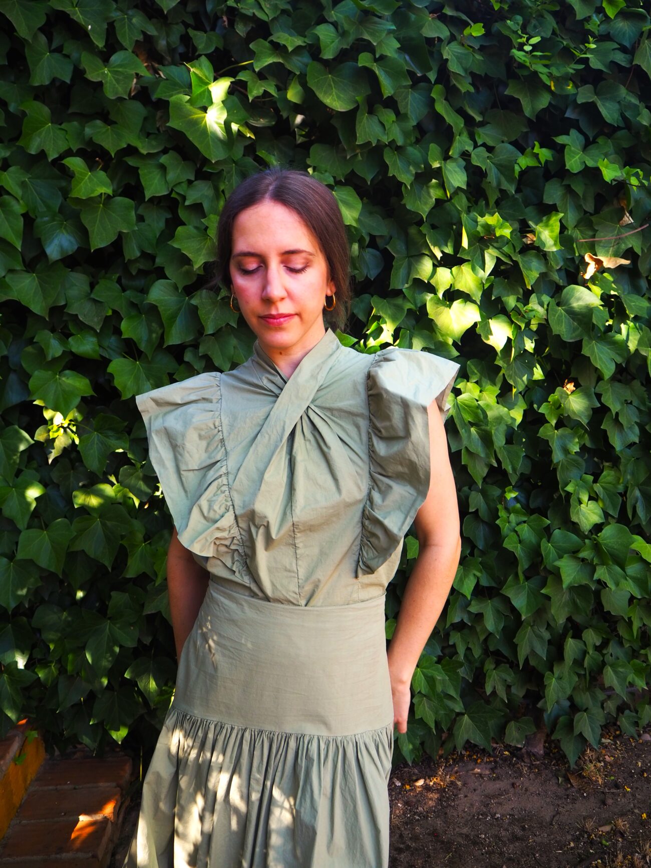 Blusa cuello cruzado y volante al hombro verde