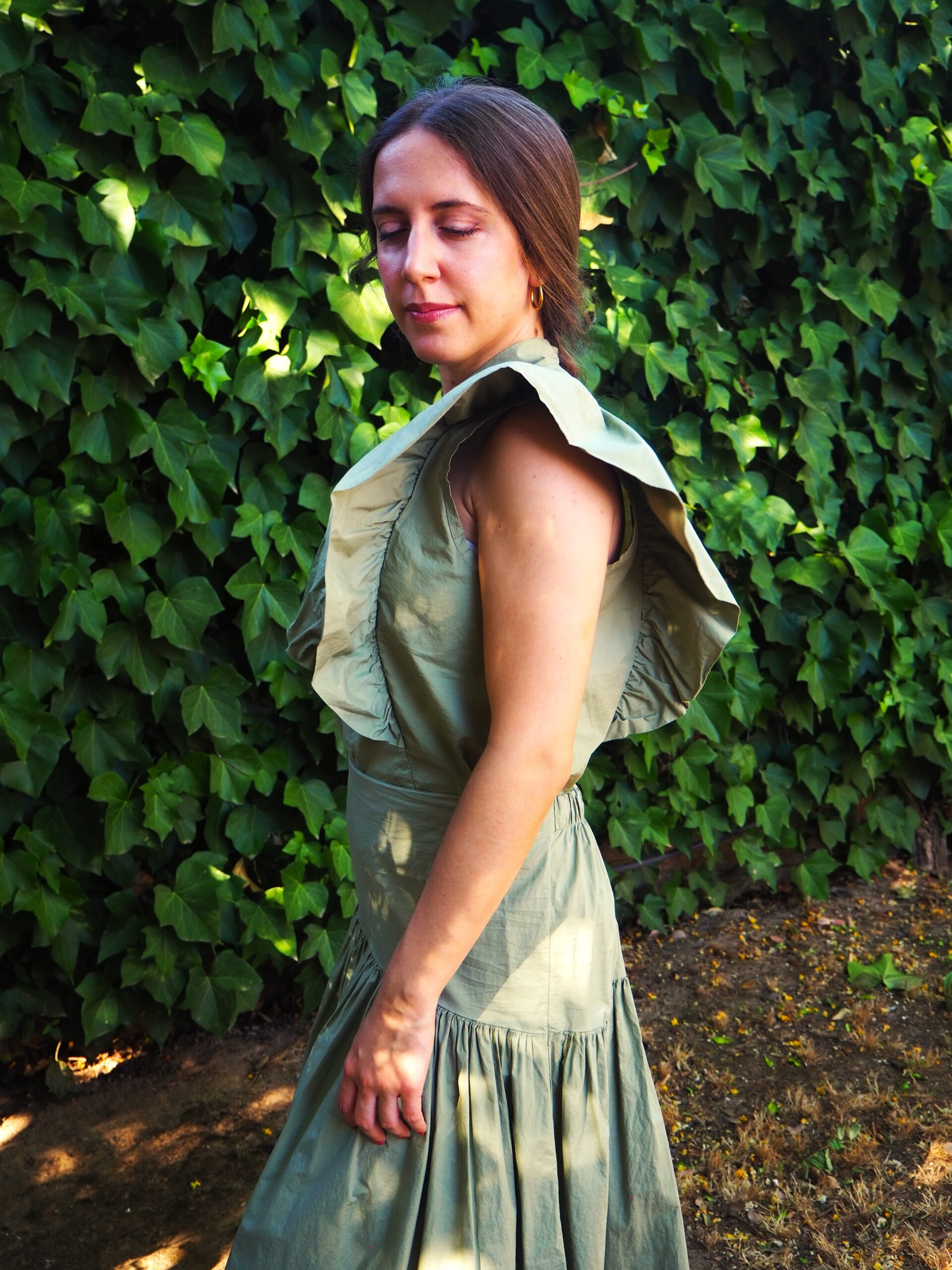 Blusa cuello cruzado y volante al hombro verde - Imagen 4