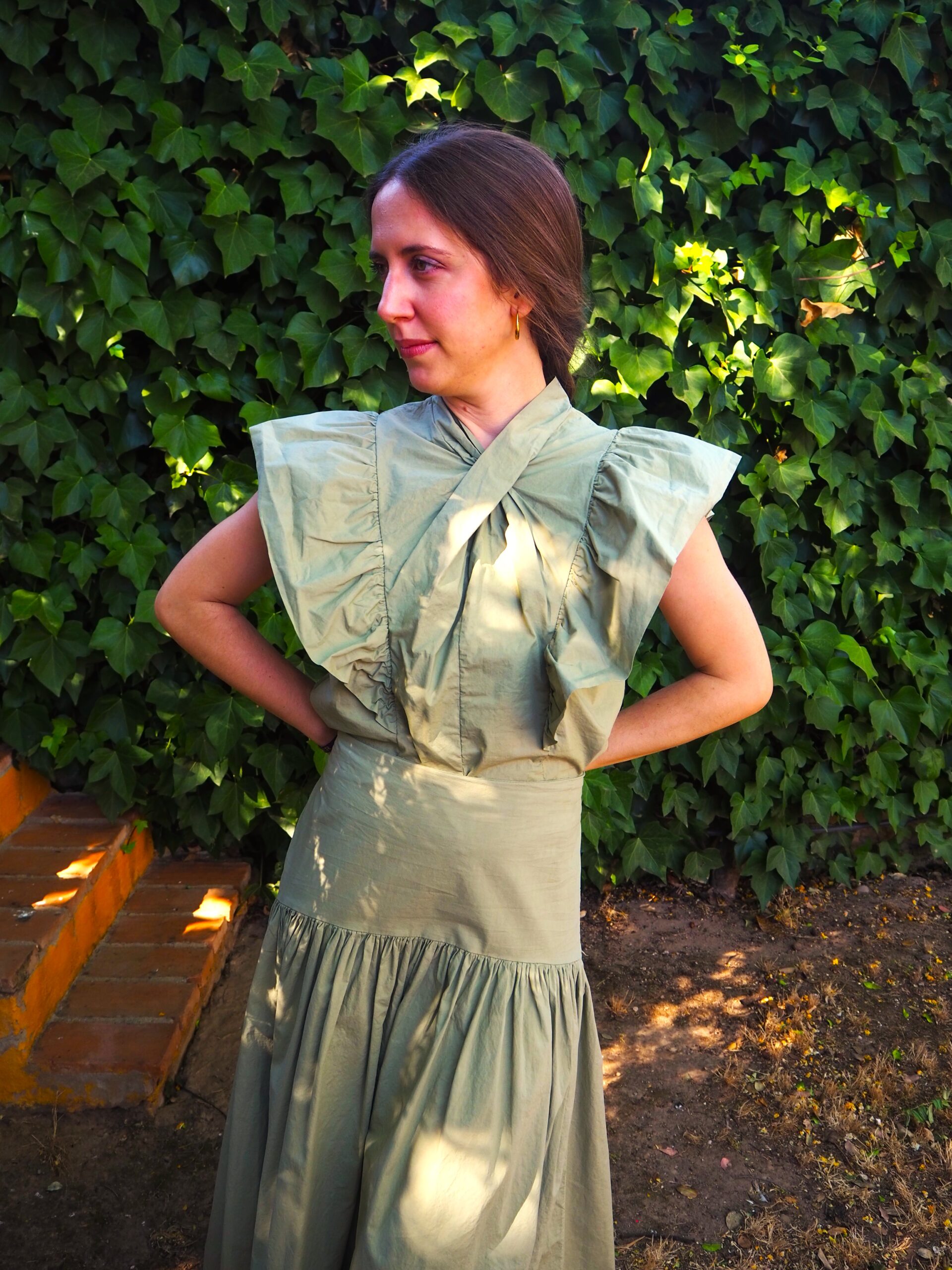 Blusa cuello cruzado y volante al hombro verde - Imagen 2